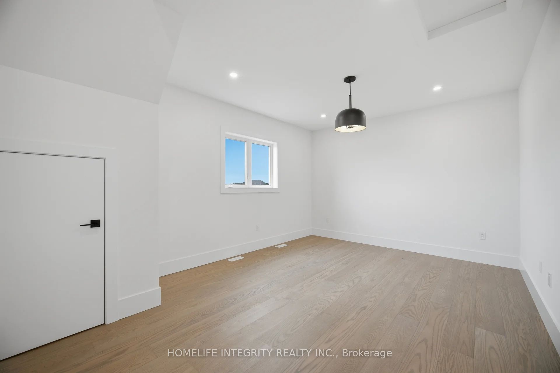 68 Kiernan Crescent N Property Photo 28