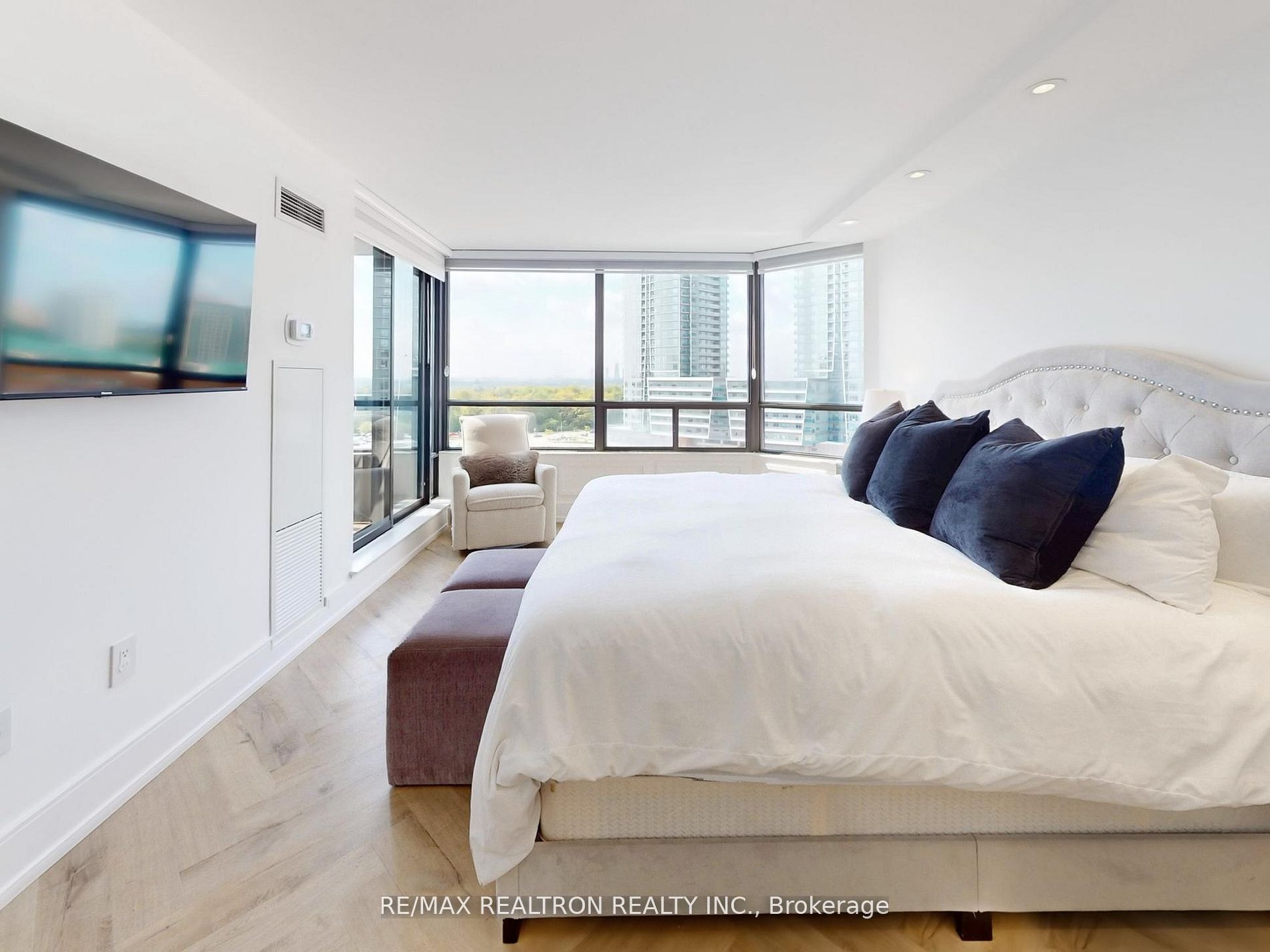 7460 Bathurst Street 1111 Property Photo 12