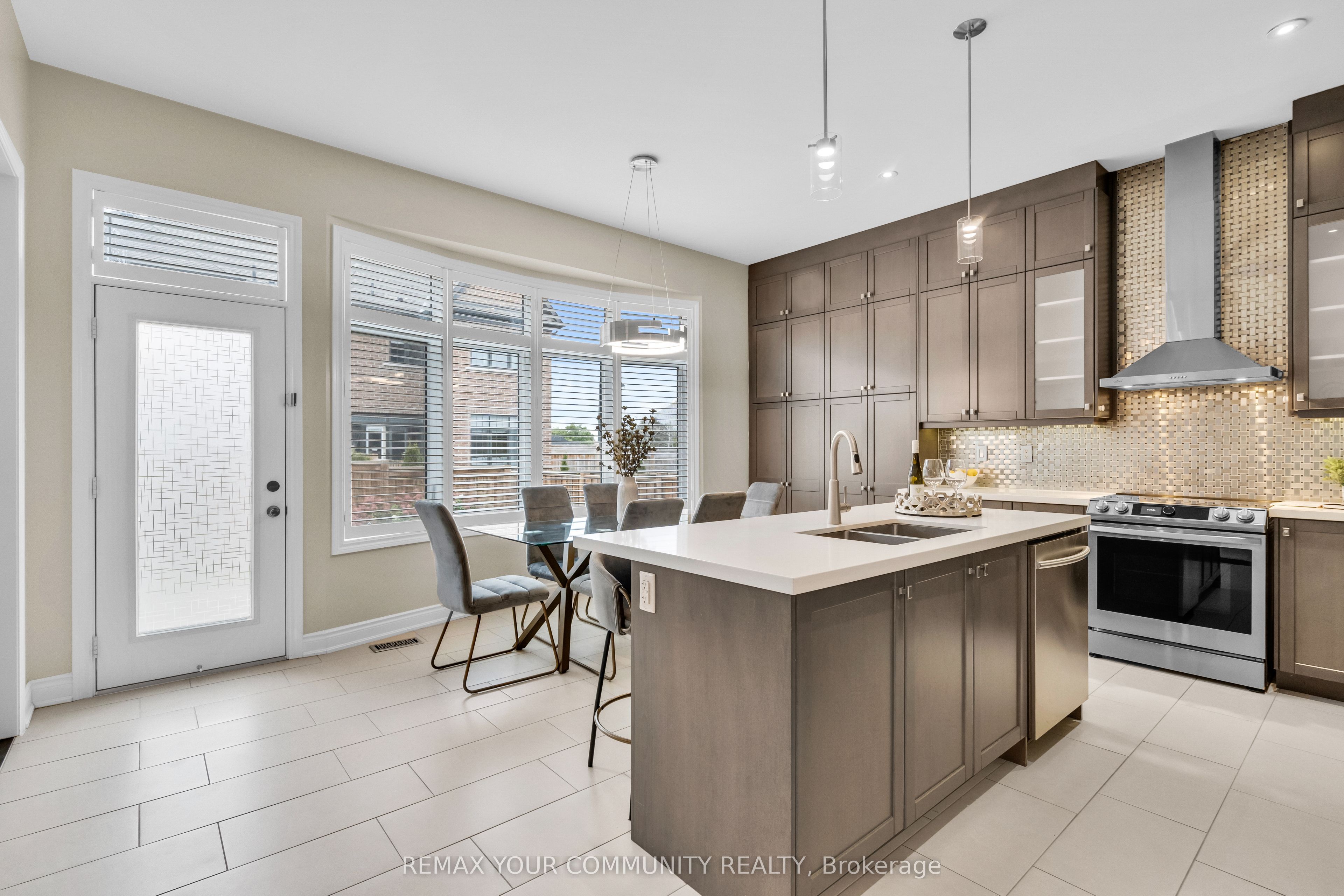 8 King Boulevard Property Photo 4