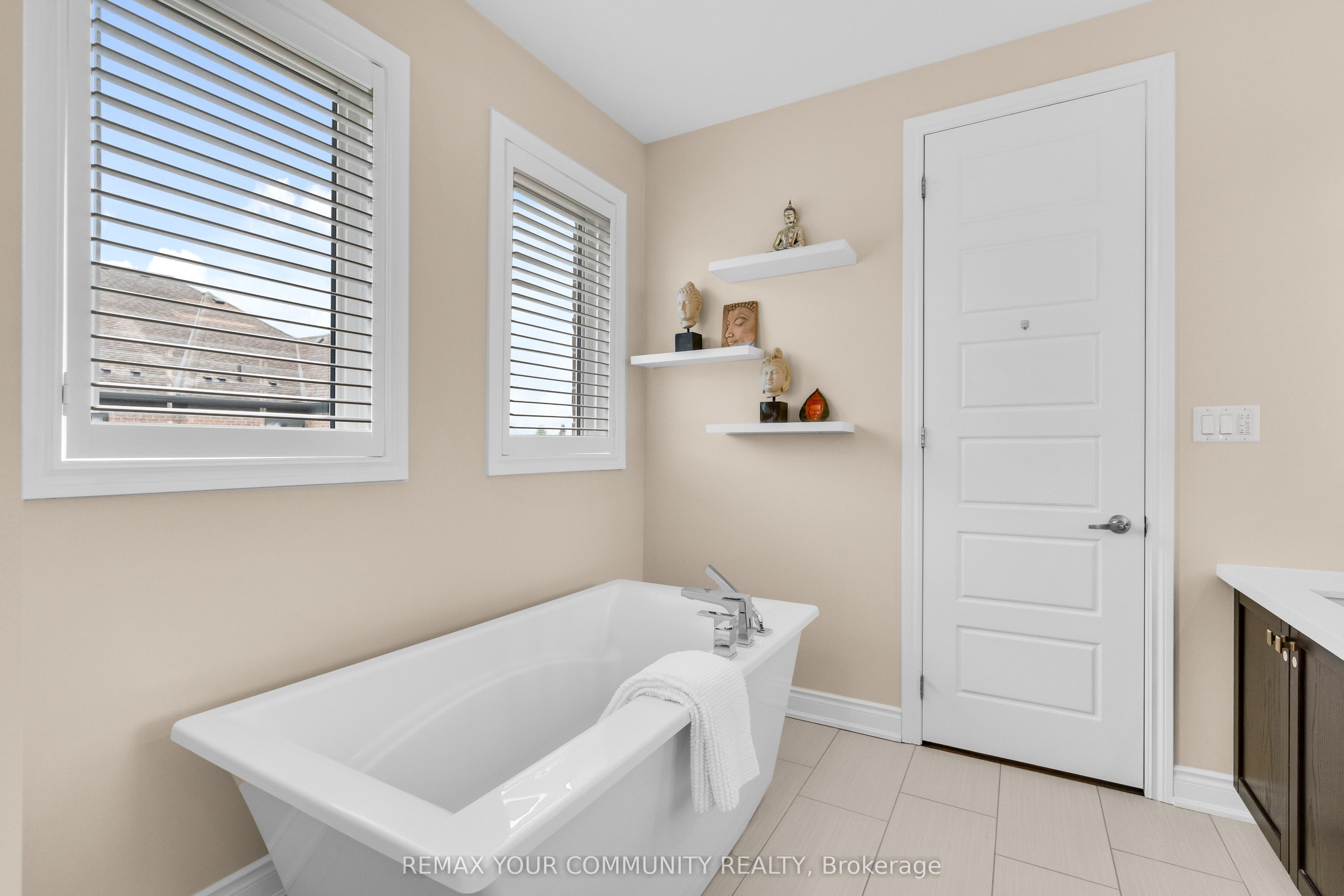 8 King Boulevard Property Photo 26