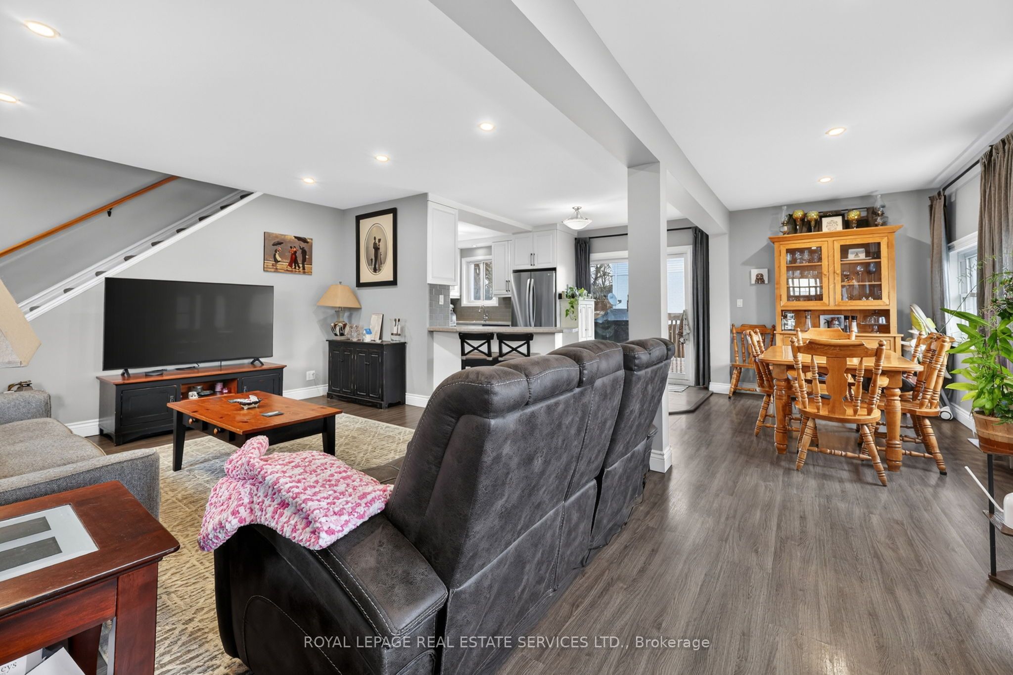 71 Centre Street S Property Photo 4