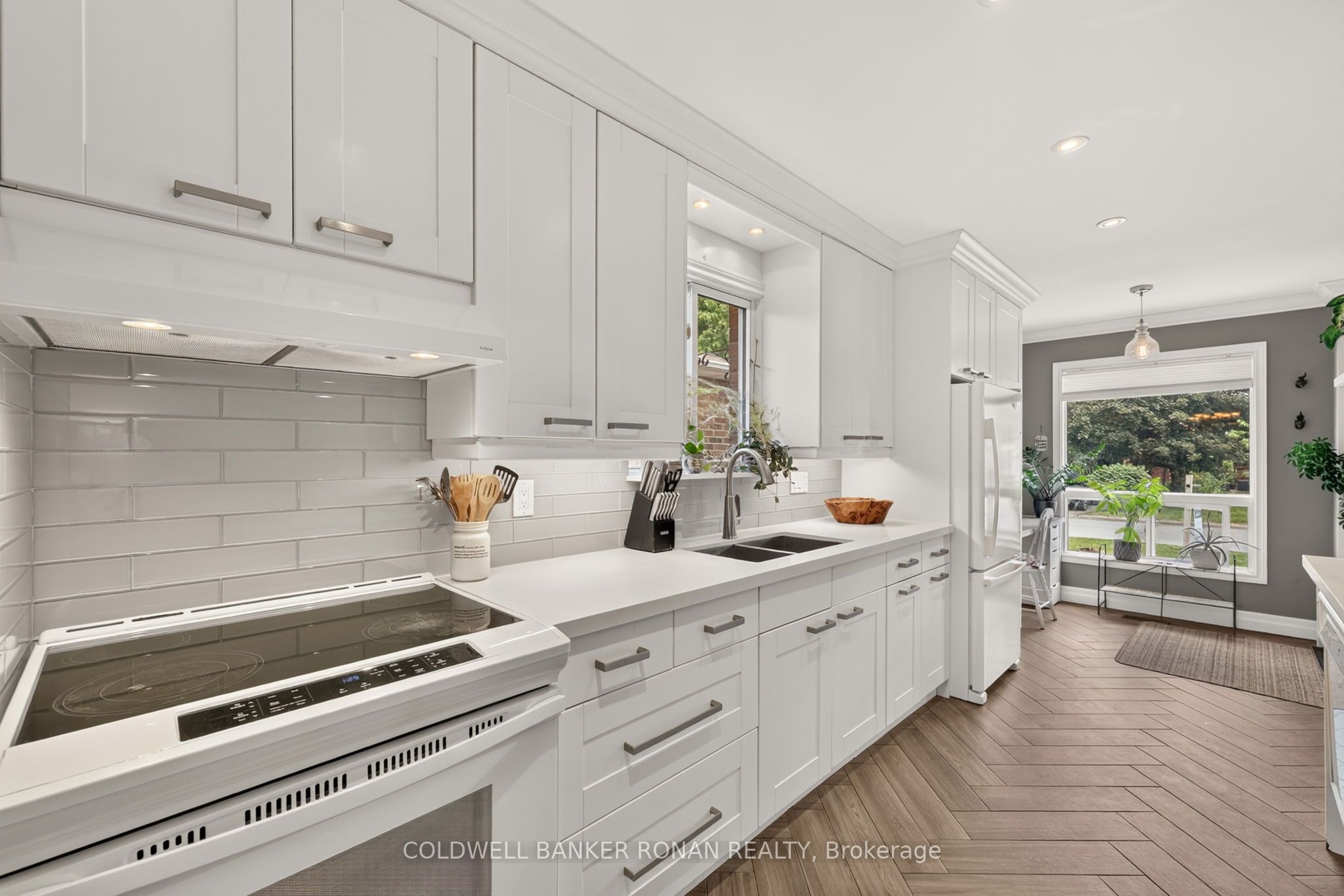 92 Daniele Avenue N Property Photo 6