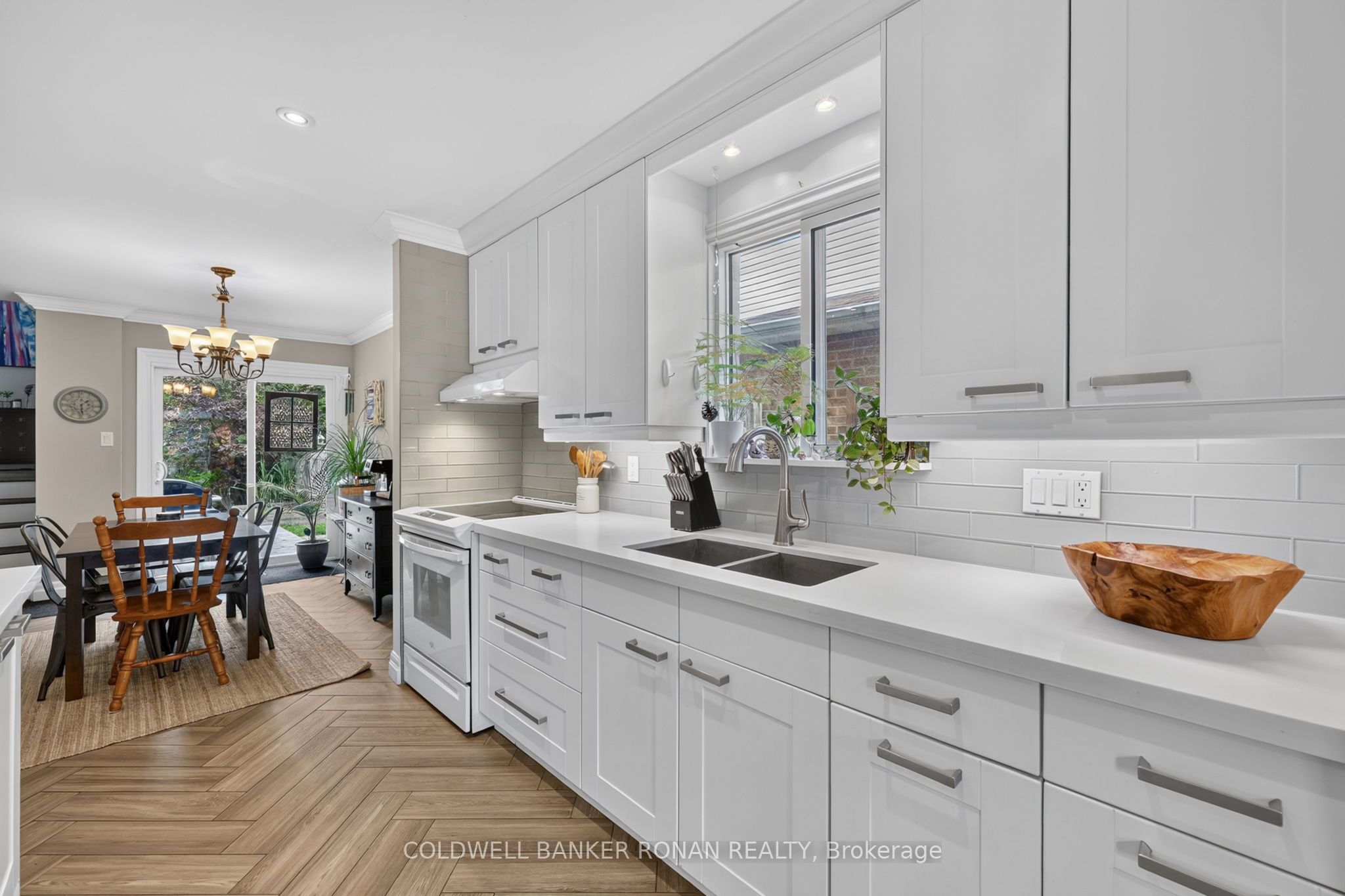 92 Daniele Avenue N Property Photo 11
