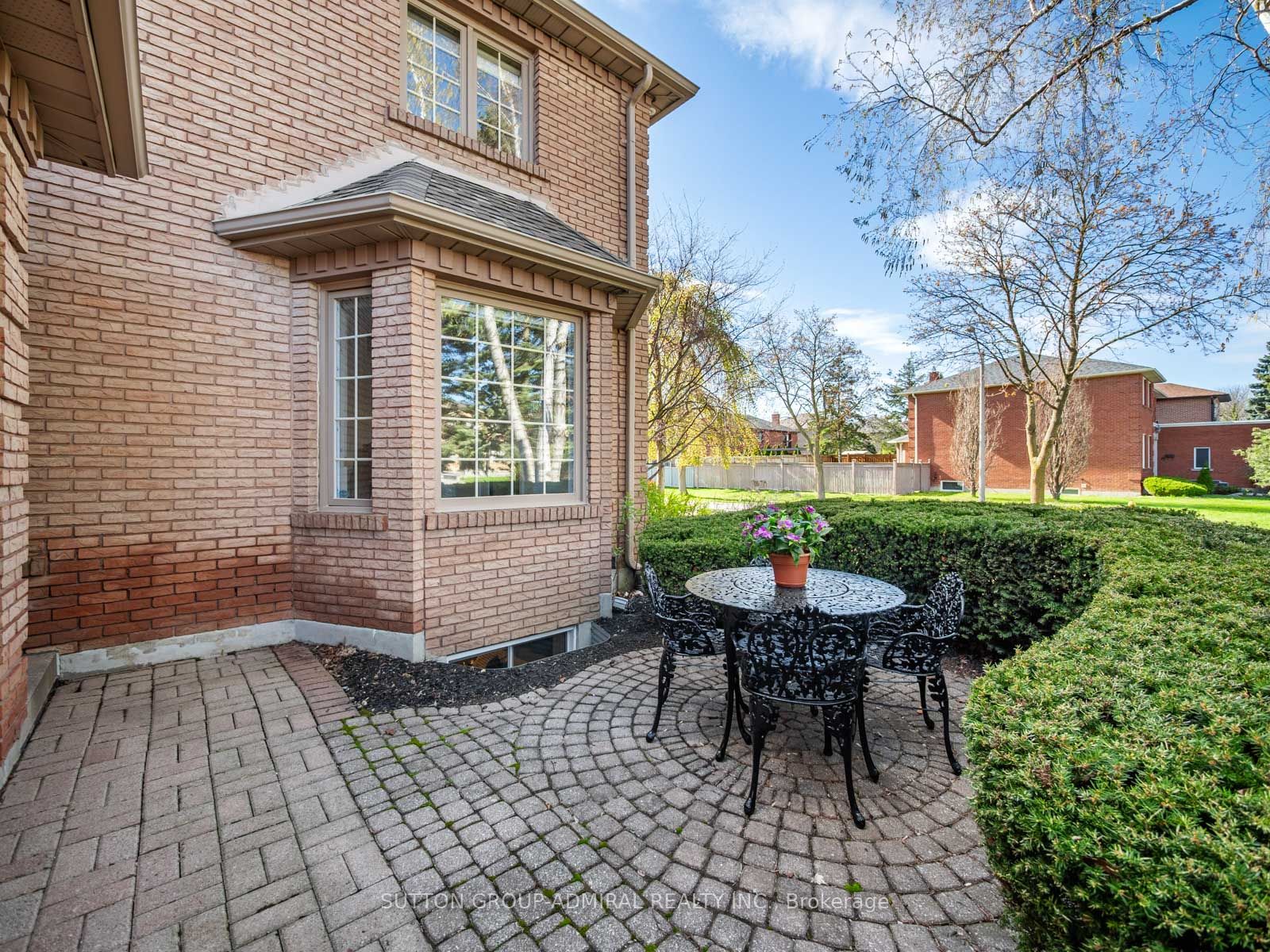 6 Colton Crescent S Property Photo 3