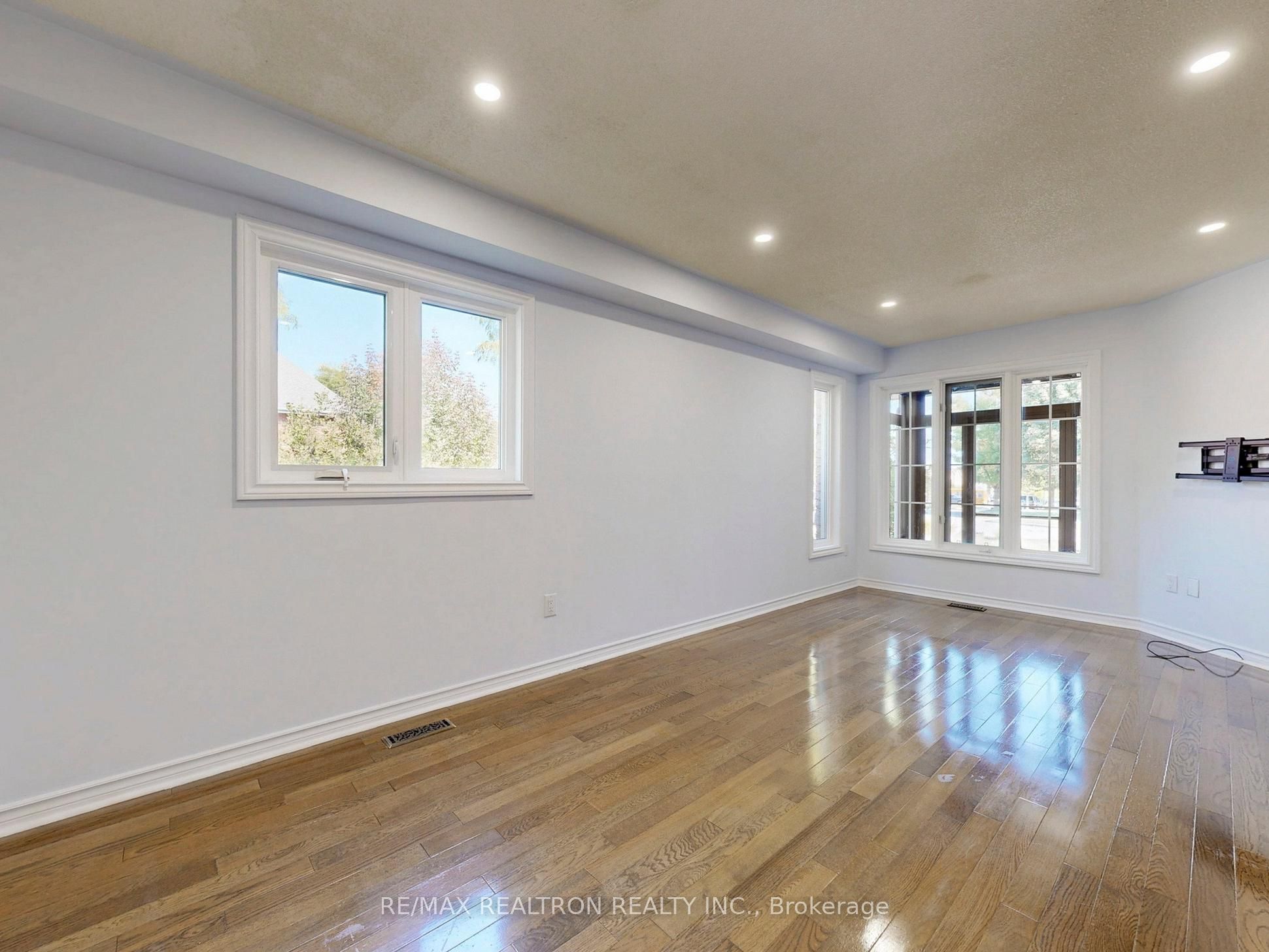 558 Willowick Drive Property Photo 6