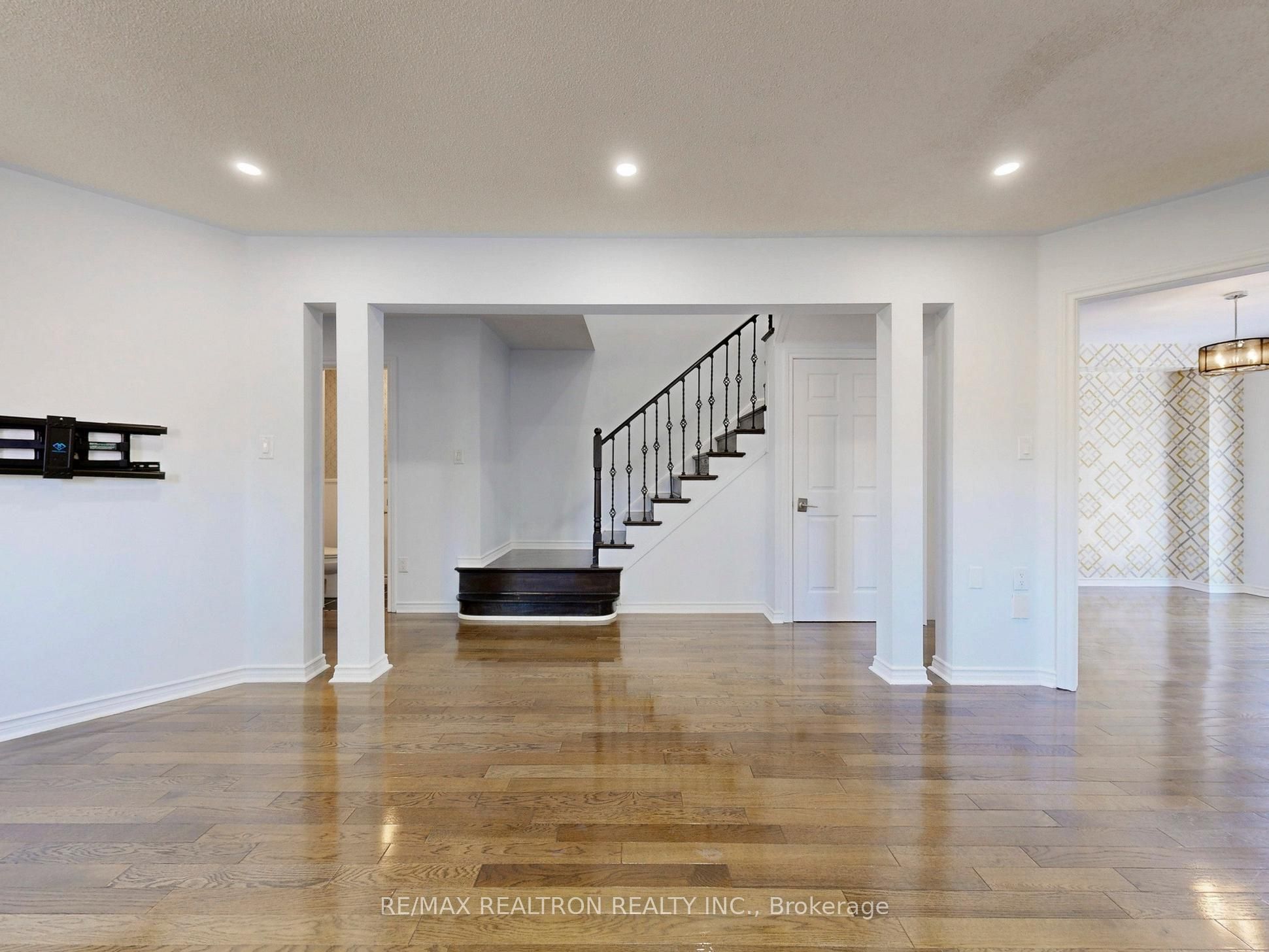 558 Willowick Drive Property Photo 11