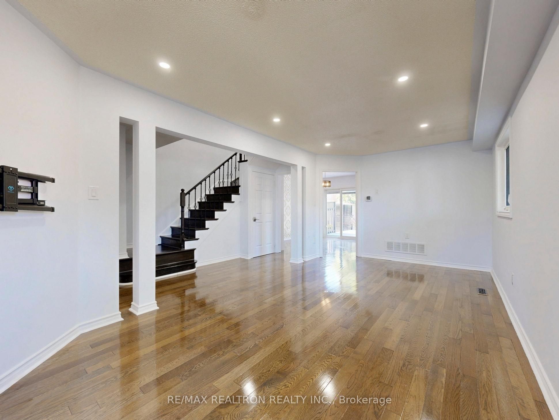 558 Willowick Drive Property Photo 12