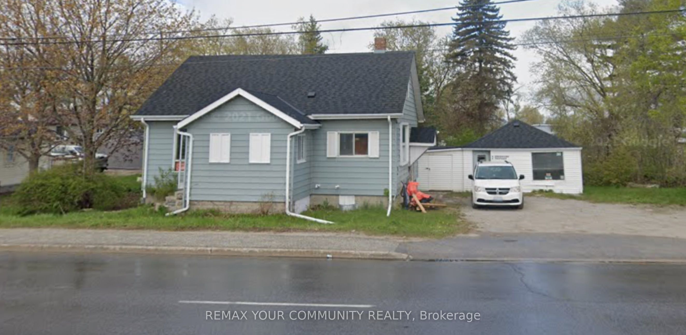 260 The Queensway Road S Property Photo 1