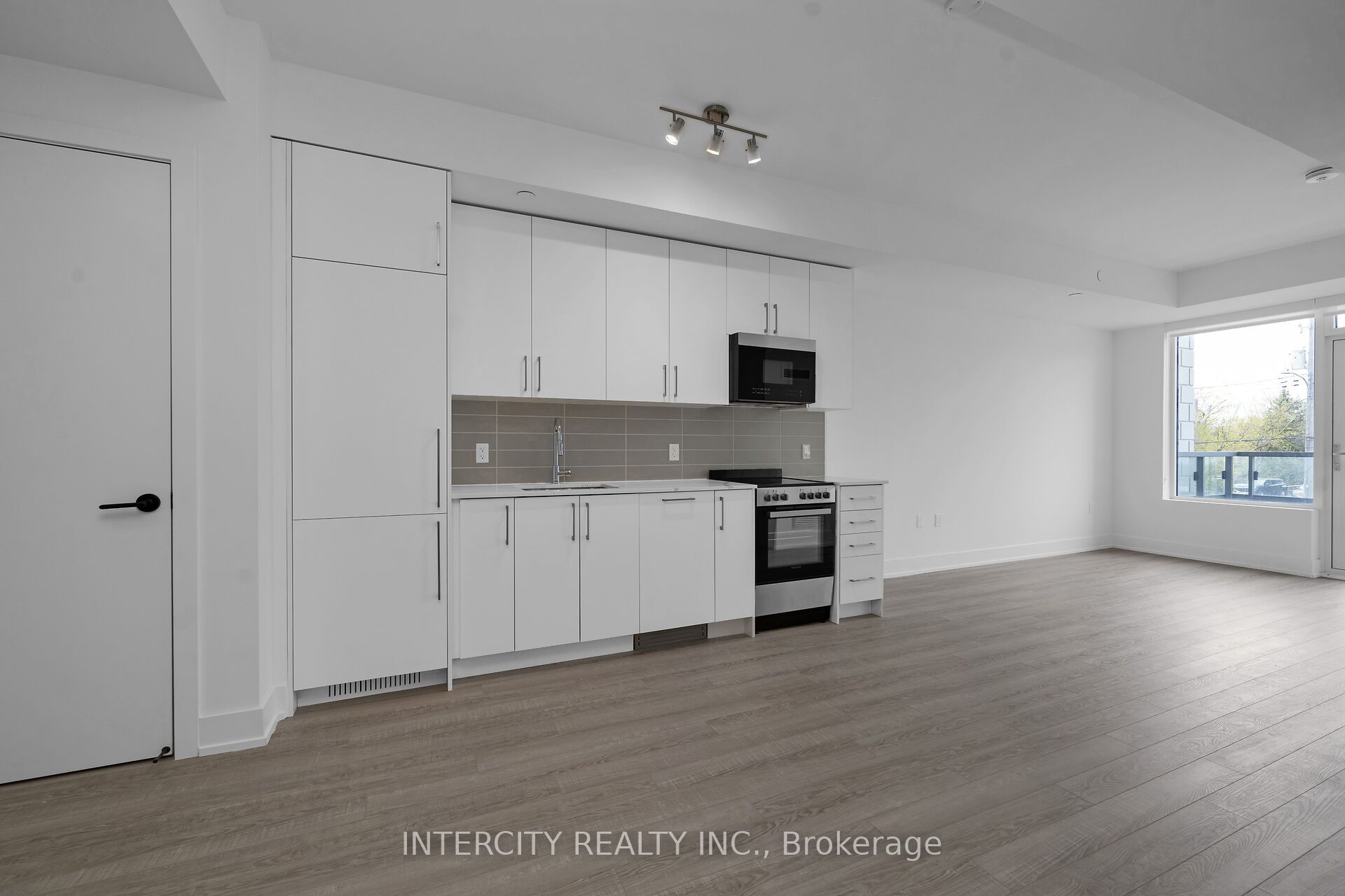 2075 King Road 230 Property Photo 13