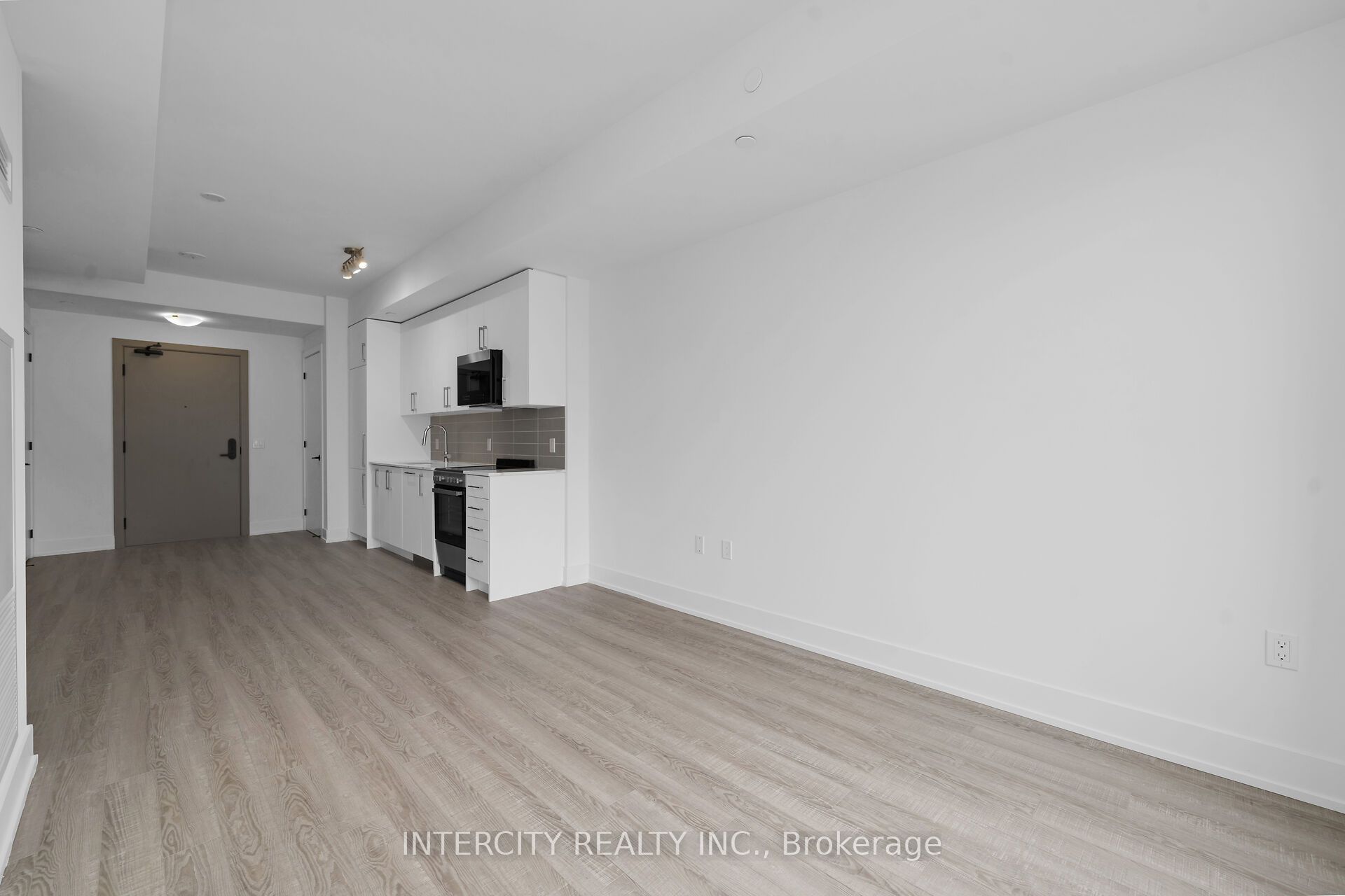 2075 King Road 230 Property Photo 18