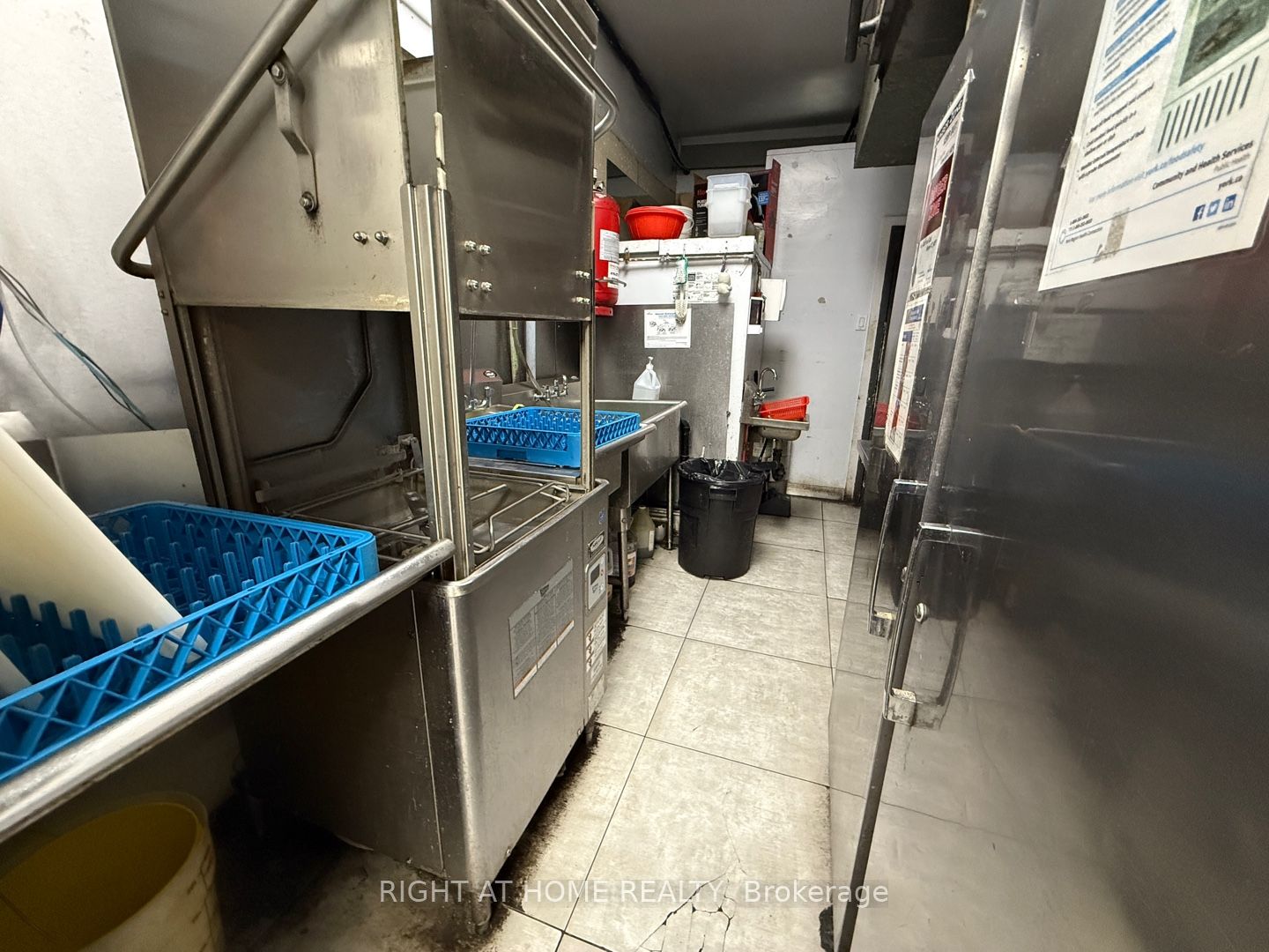 7057 Yonge Street Property Photo 6