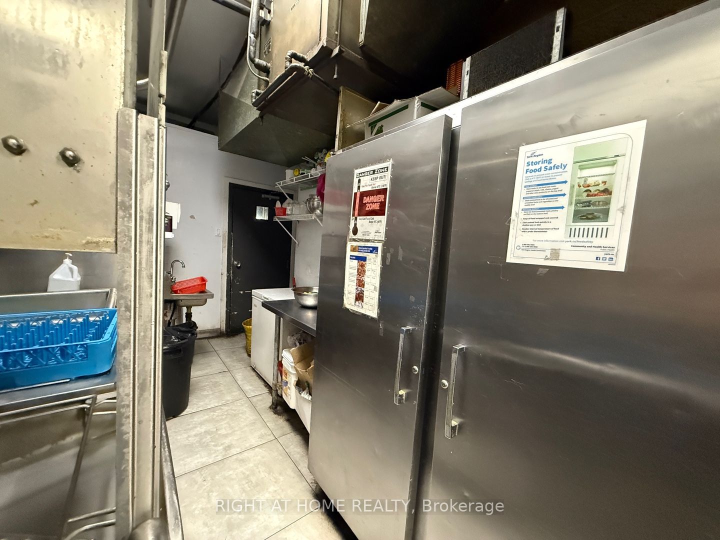 7057 Yonge Street Property Photo 7