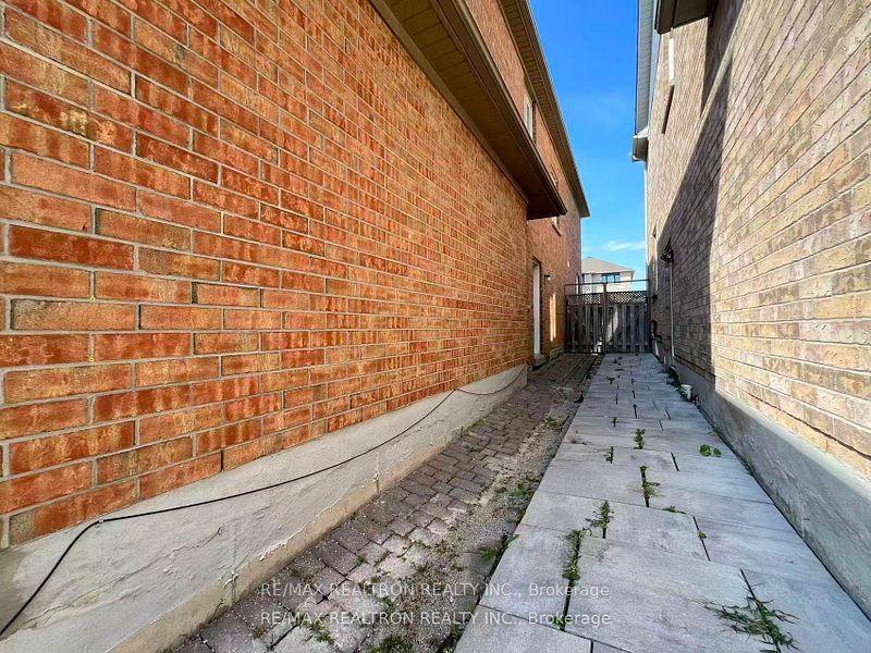 8 Queen Isabella Crescent Lower Property Photo 2