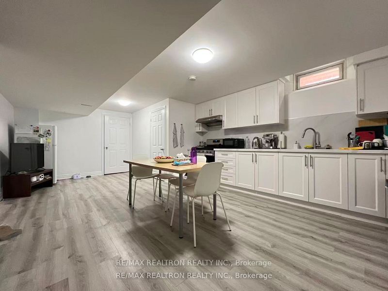 8 Queen Isabella Crescent Lower Property Photo 3