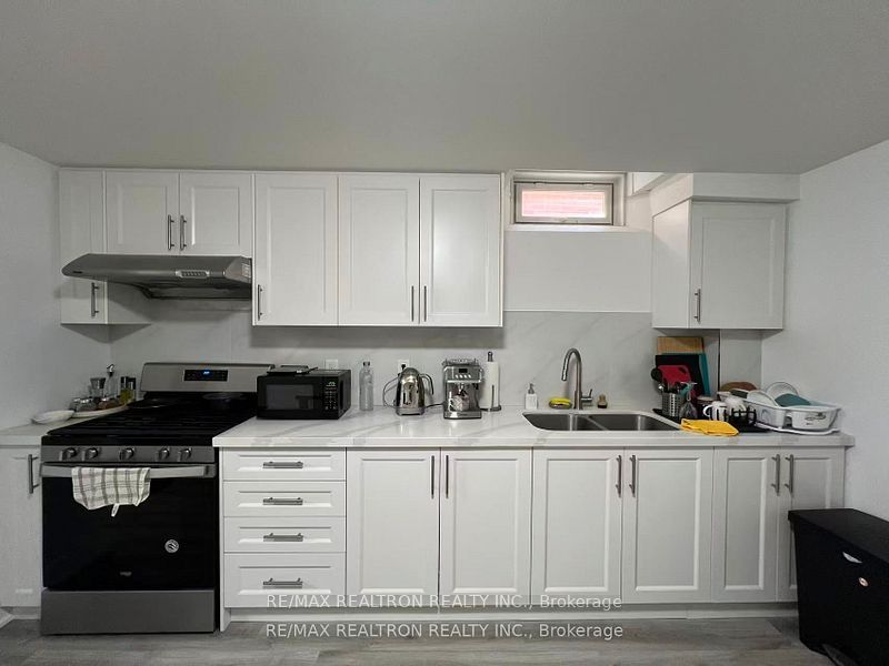 8 Queen Isabella Crescent Lower Property Photo 4