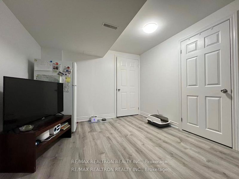 8 Queen Isabella Crescent Lower Property Photo 5