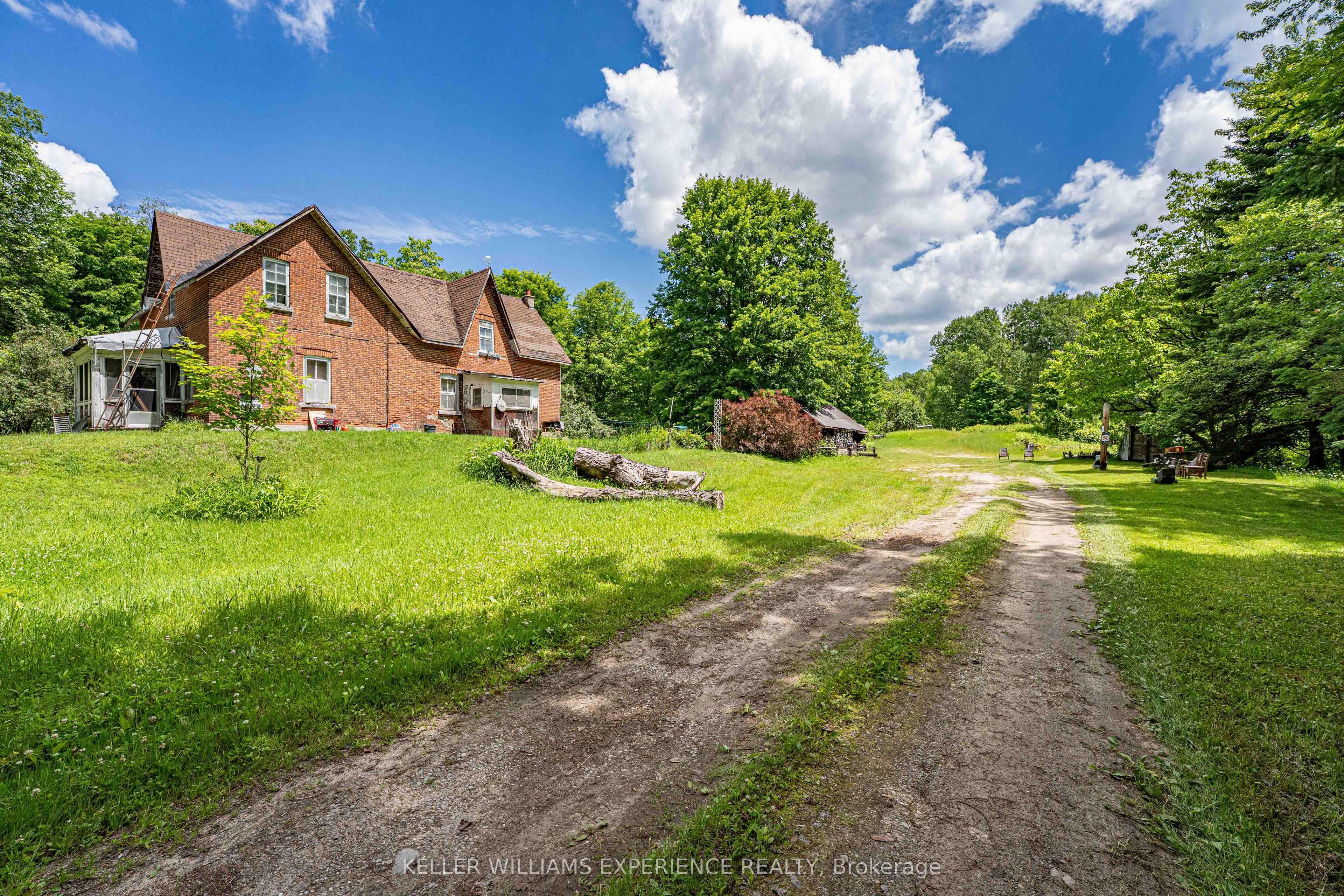 8137 4th Line Property Photo 8