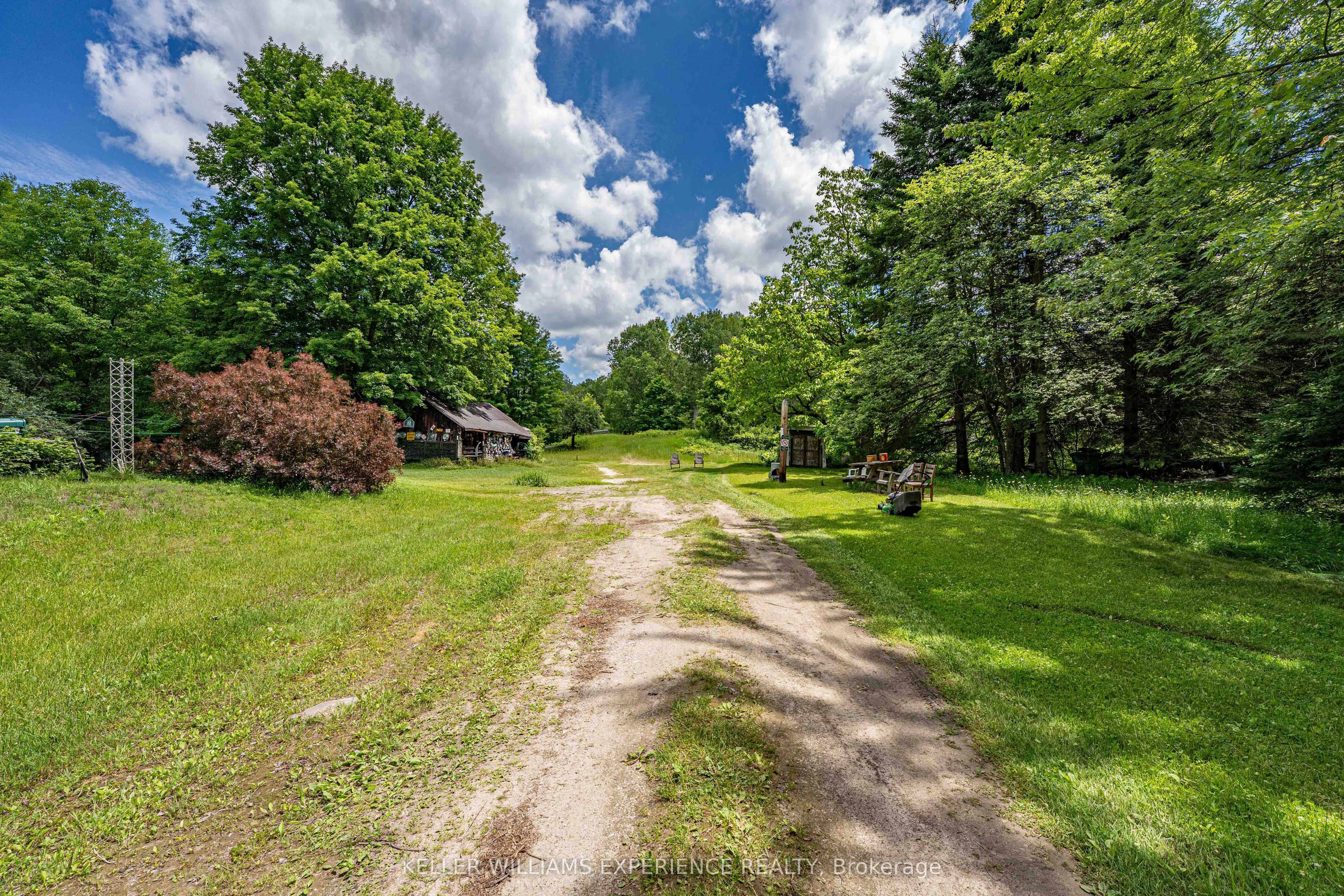 8137 4th Line Property Photo 10