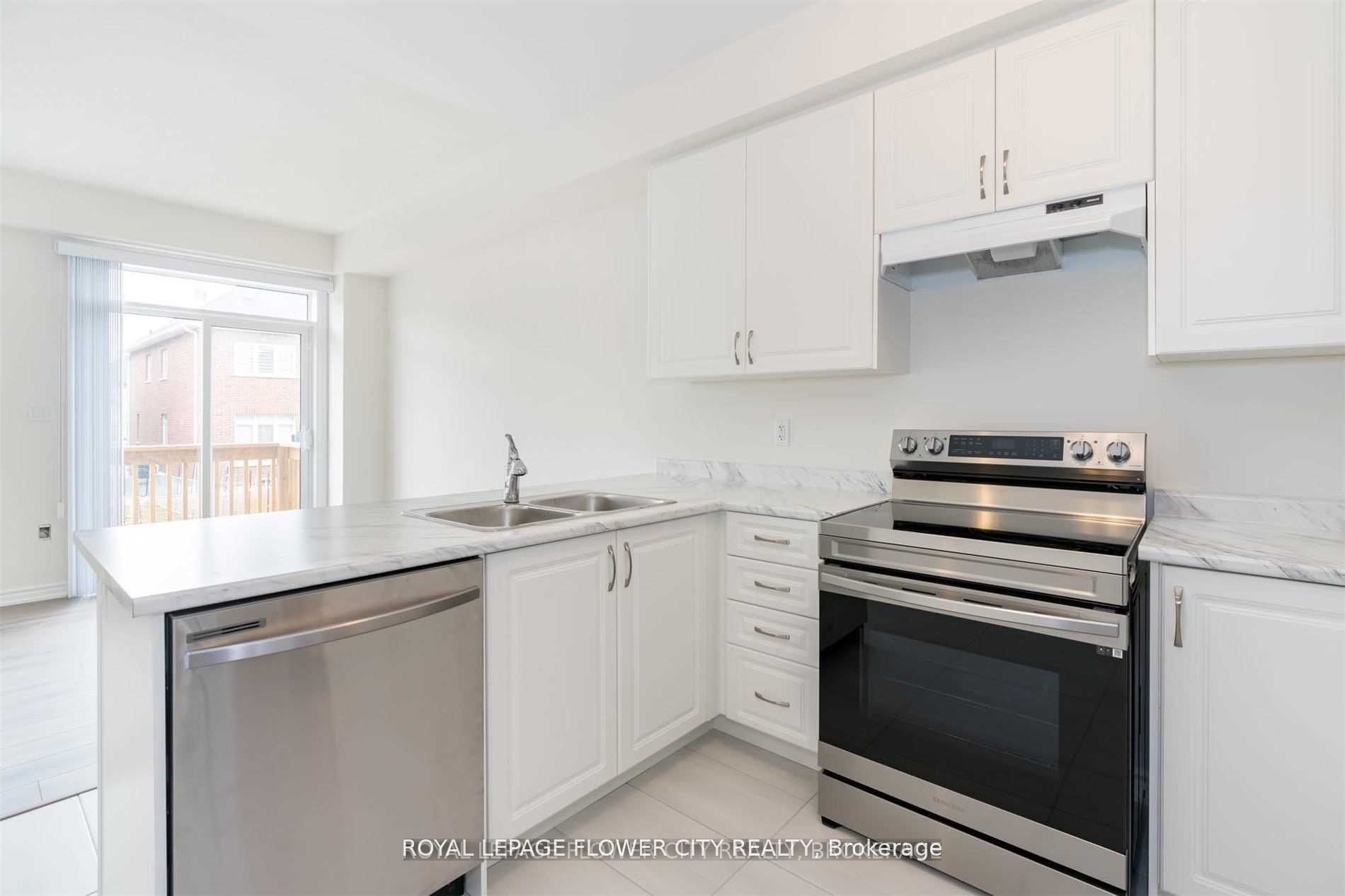 2282 Grainger Loop Crescent Property Photo 6