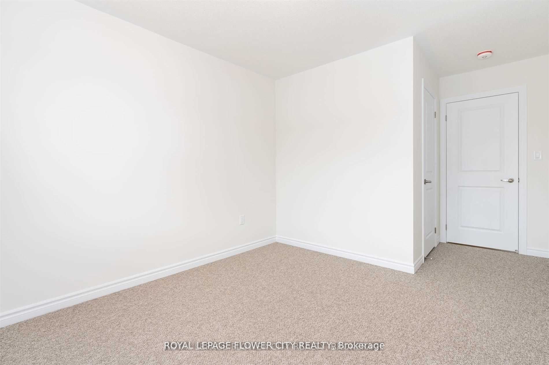 2282 Grainger Loop Crescent Property Photo 22