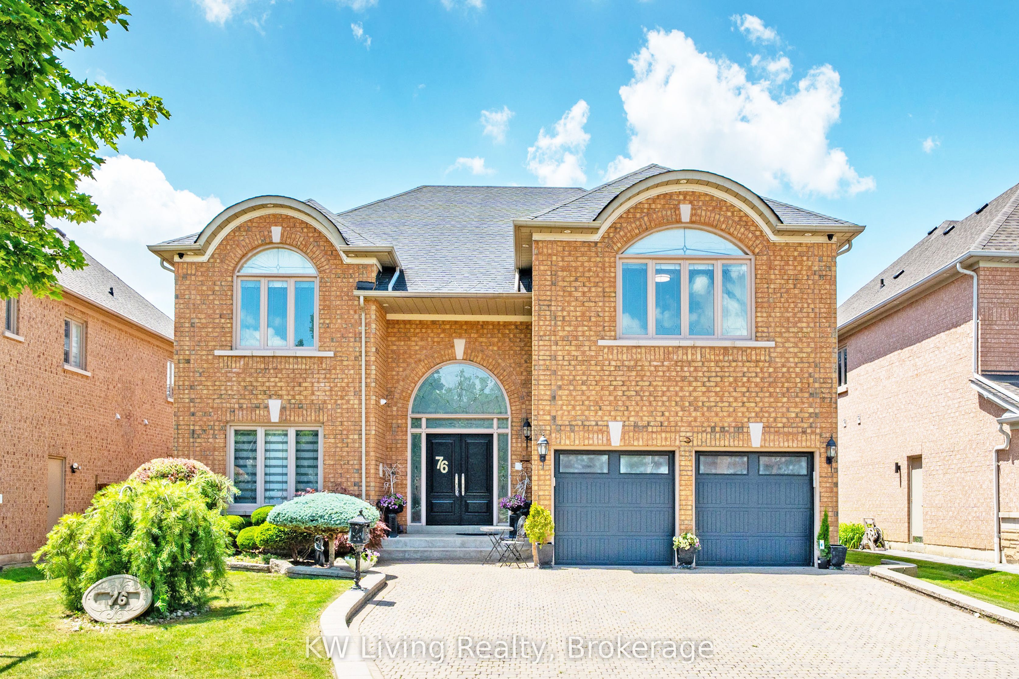 76 Silver Rose Crescent Property Photo 1