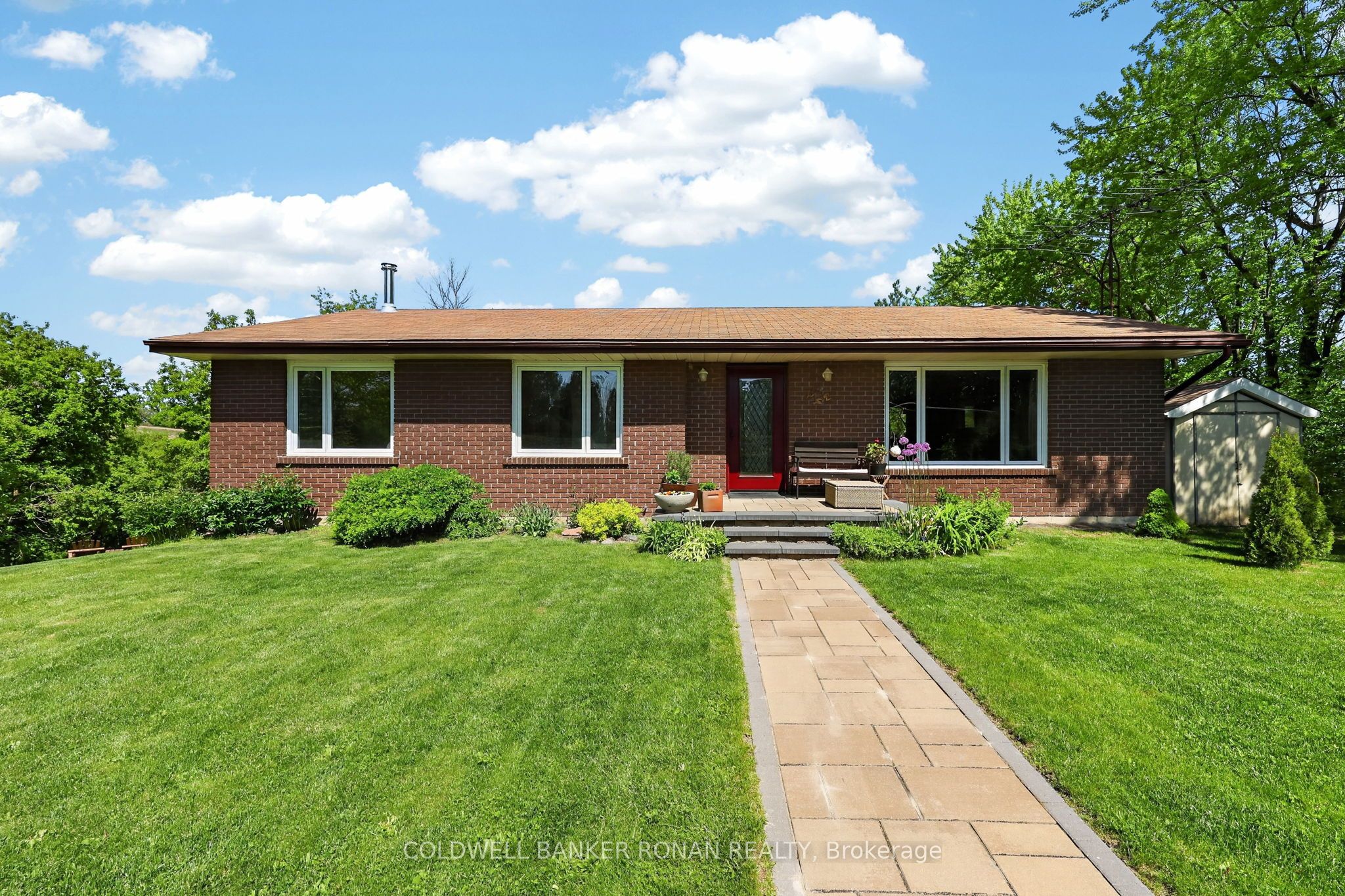 6976 2nd Line Property Photo 2