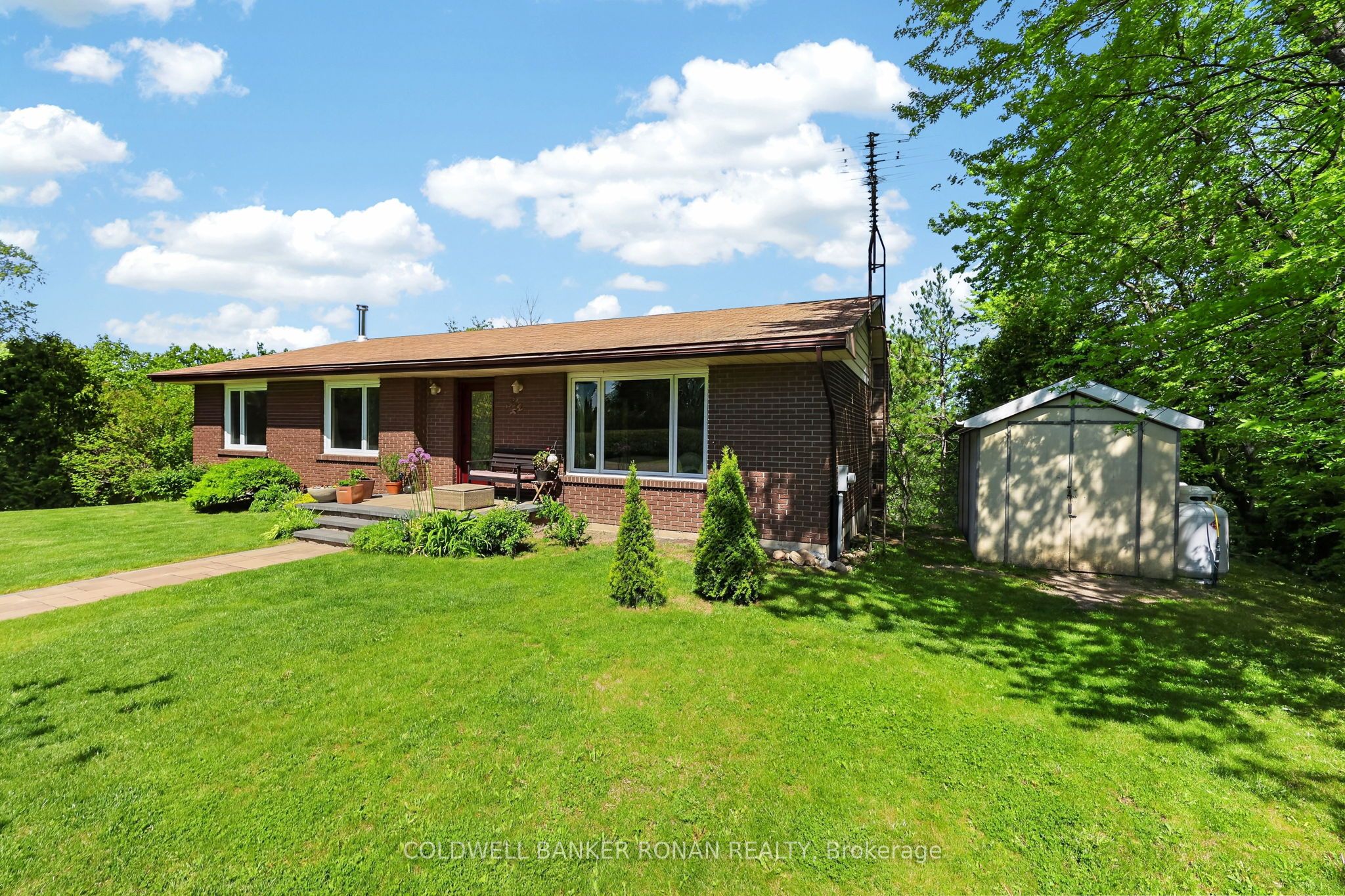6976 2nd Line Property Photo 3