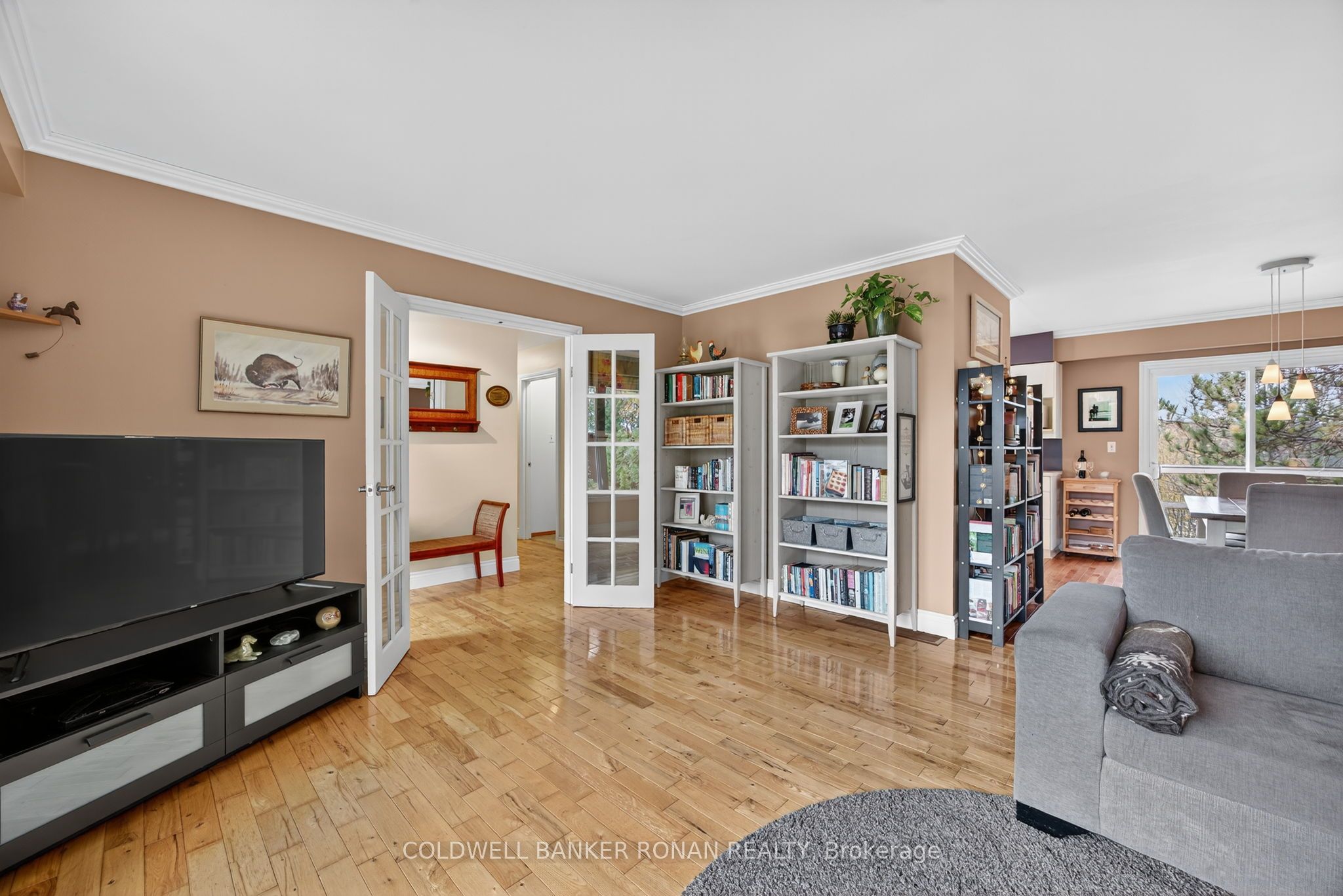 6976 2nd Line Property Photo 8