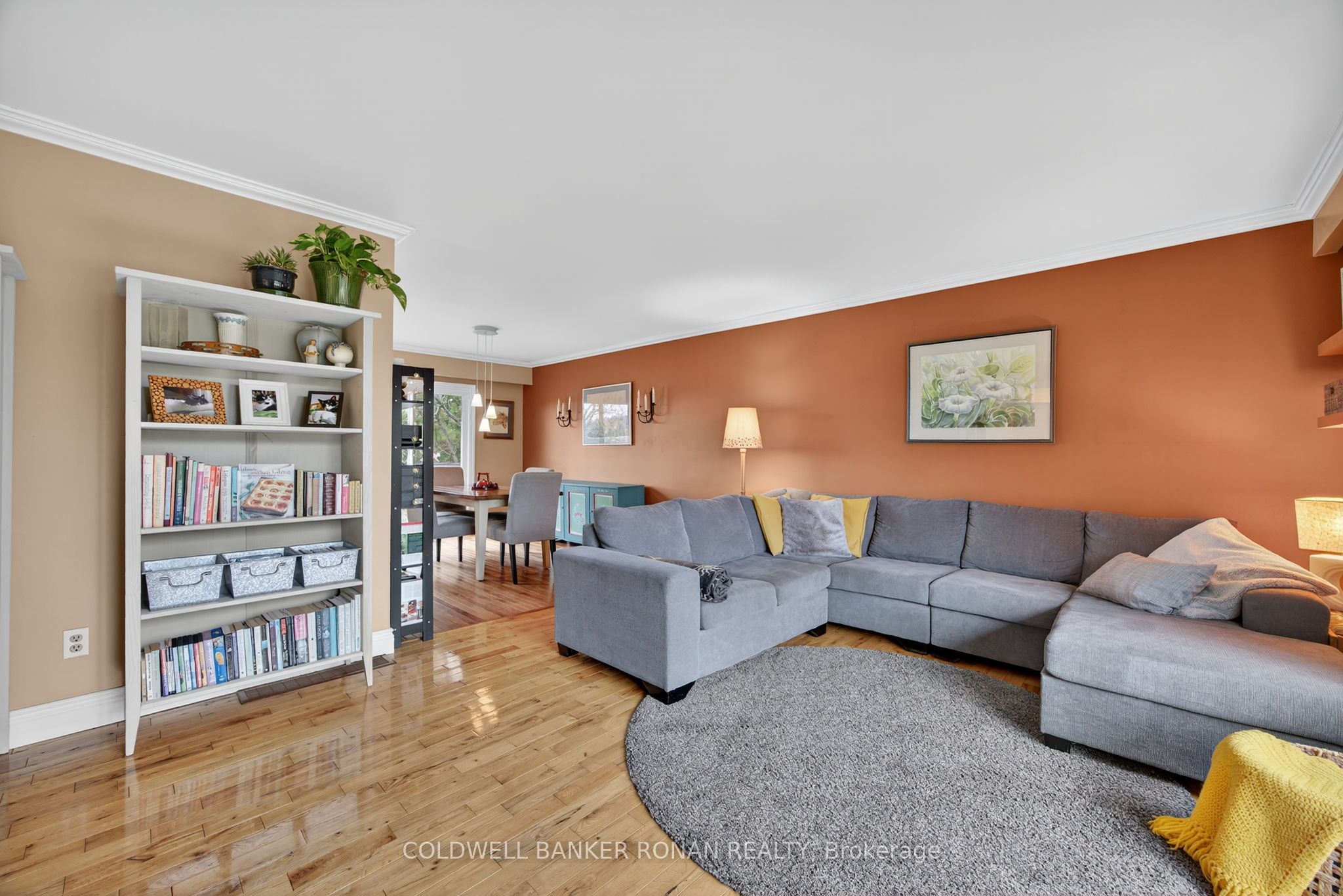 6976 2nd Line Property Photo 9