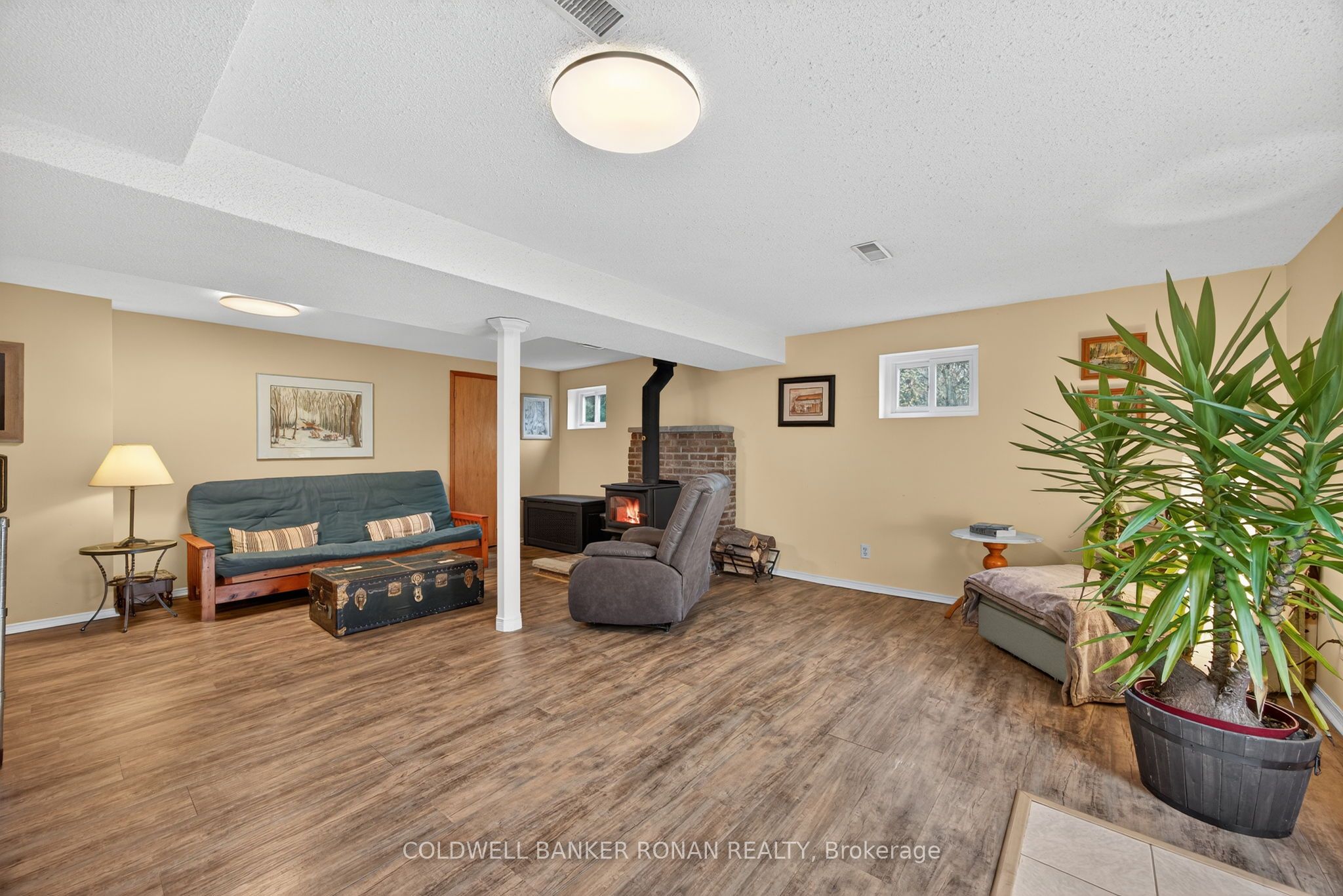 6976 2nd Line Property Photo 28