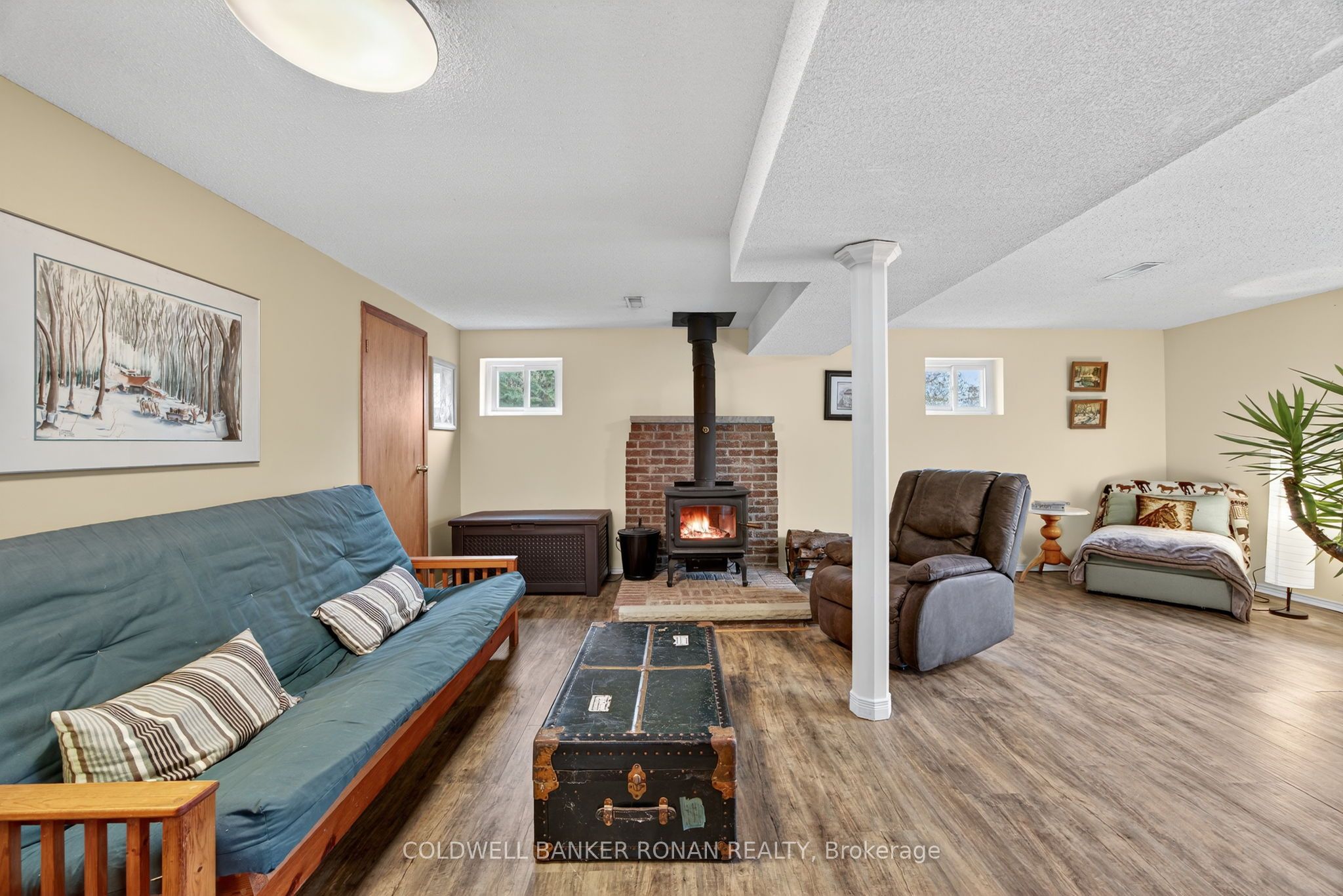 6976 2nd Line Property Photo 31