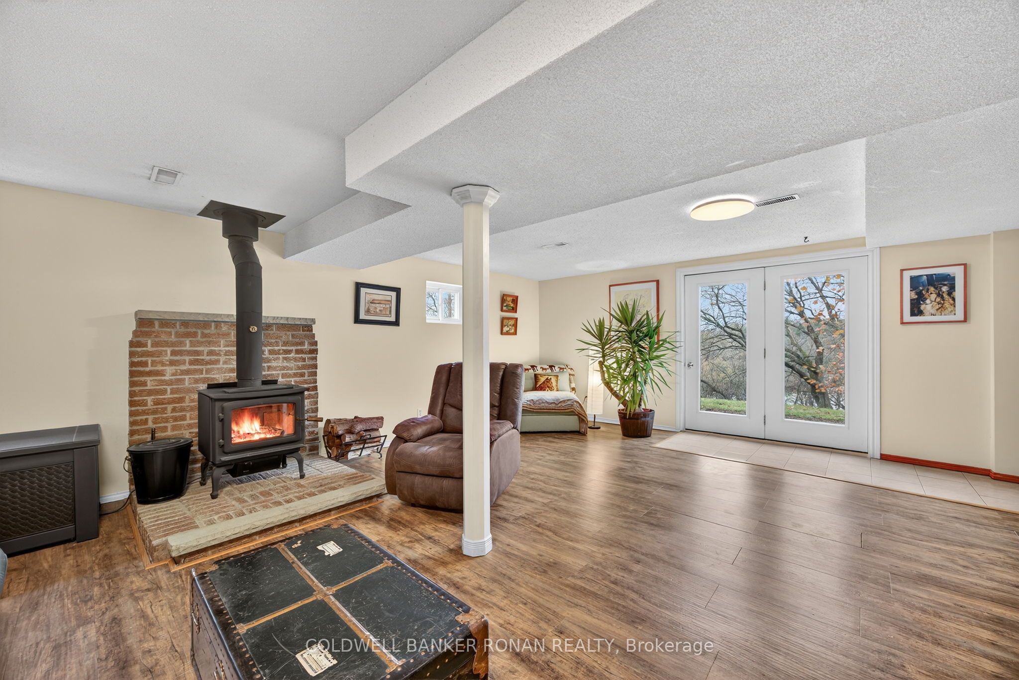 6976 2nd Line Property Photo 32