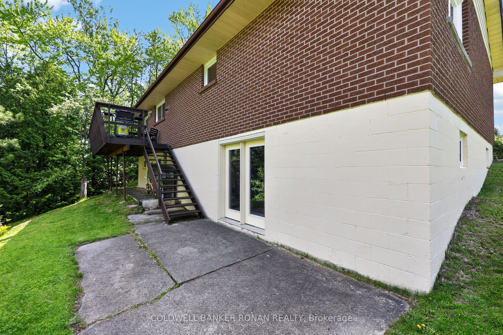 6976 2nd Line Property Photo 38