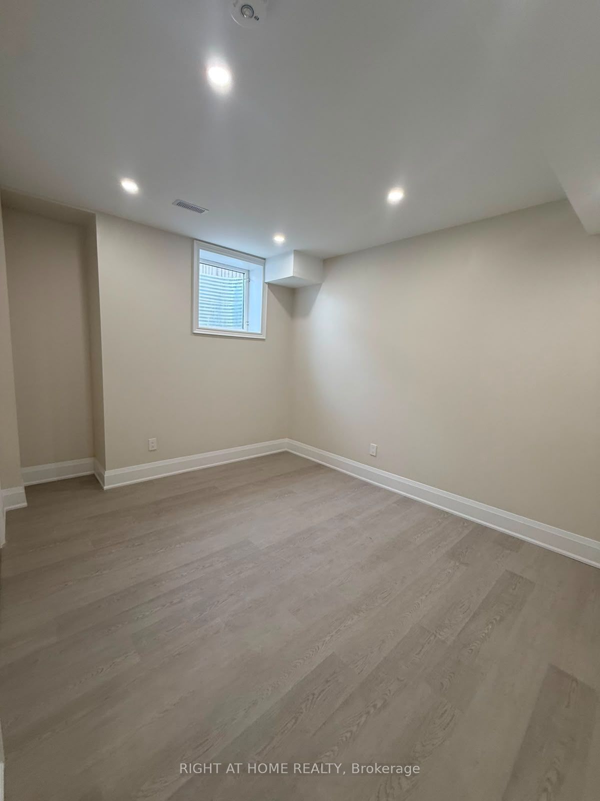 2 Chesney Crescent B Property Photo 9