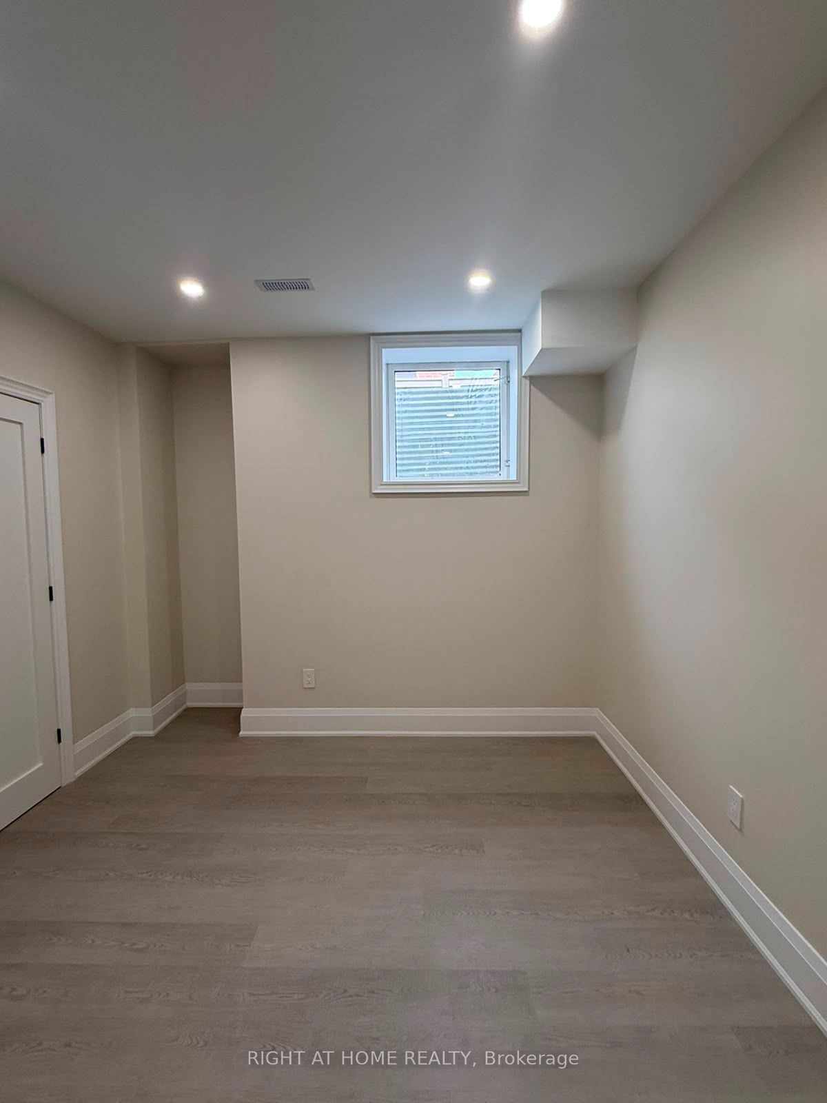 2 Chesney Crescent B Property Photo 12