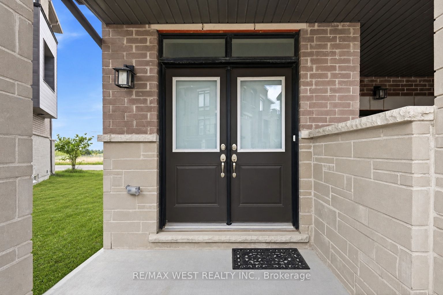 55 Holyrood Crescent Property Photo 2