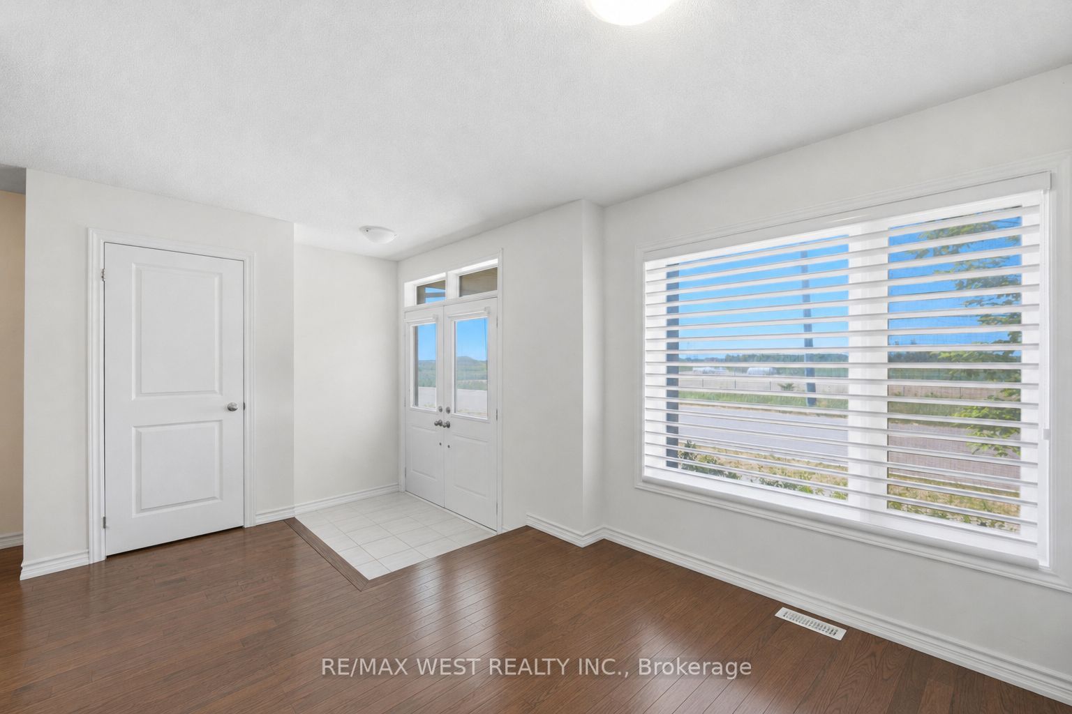 55 Holyrood Crescent Property Photo 5
