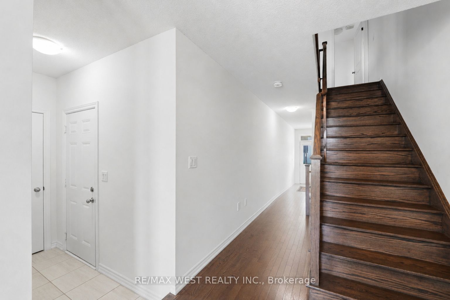 55 Holyrood Crescent Property Photo 7