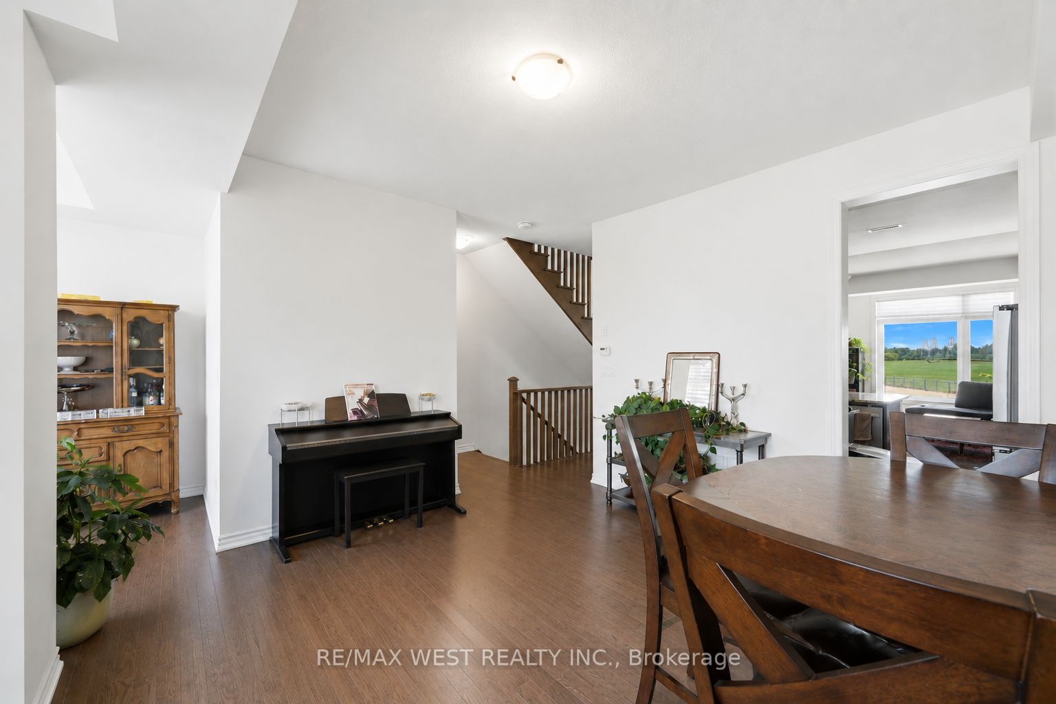 55 Holyrood Crescent Property Photo 15