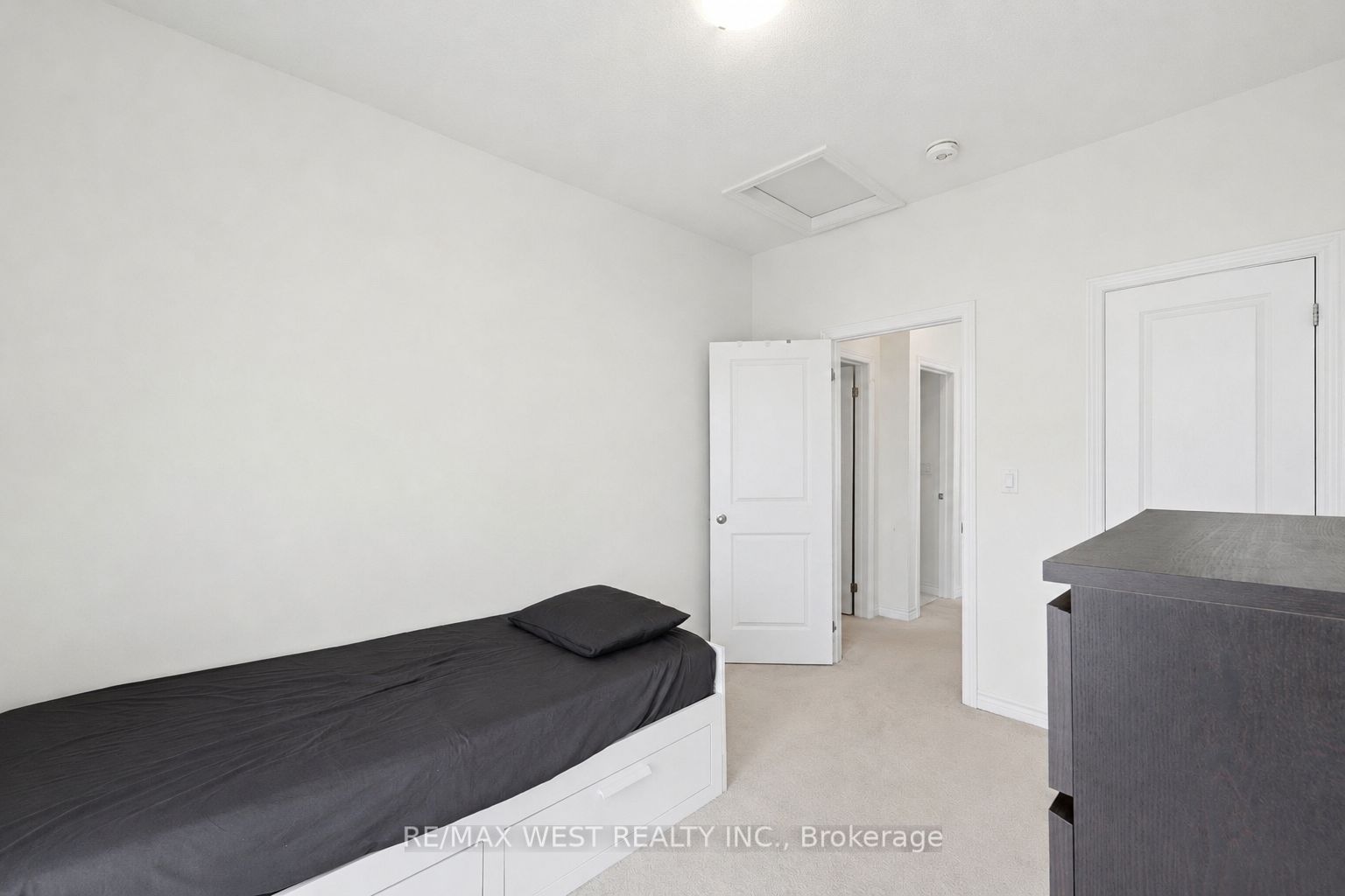 55 Holyrood Crescent Property Photo 26