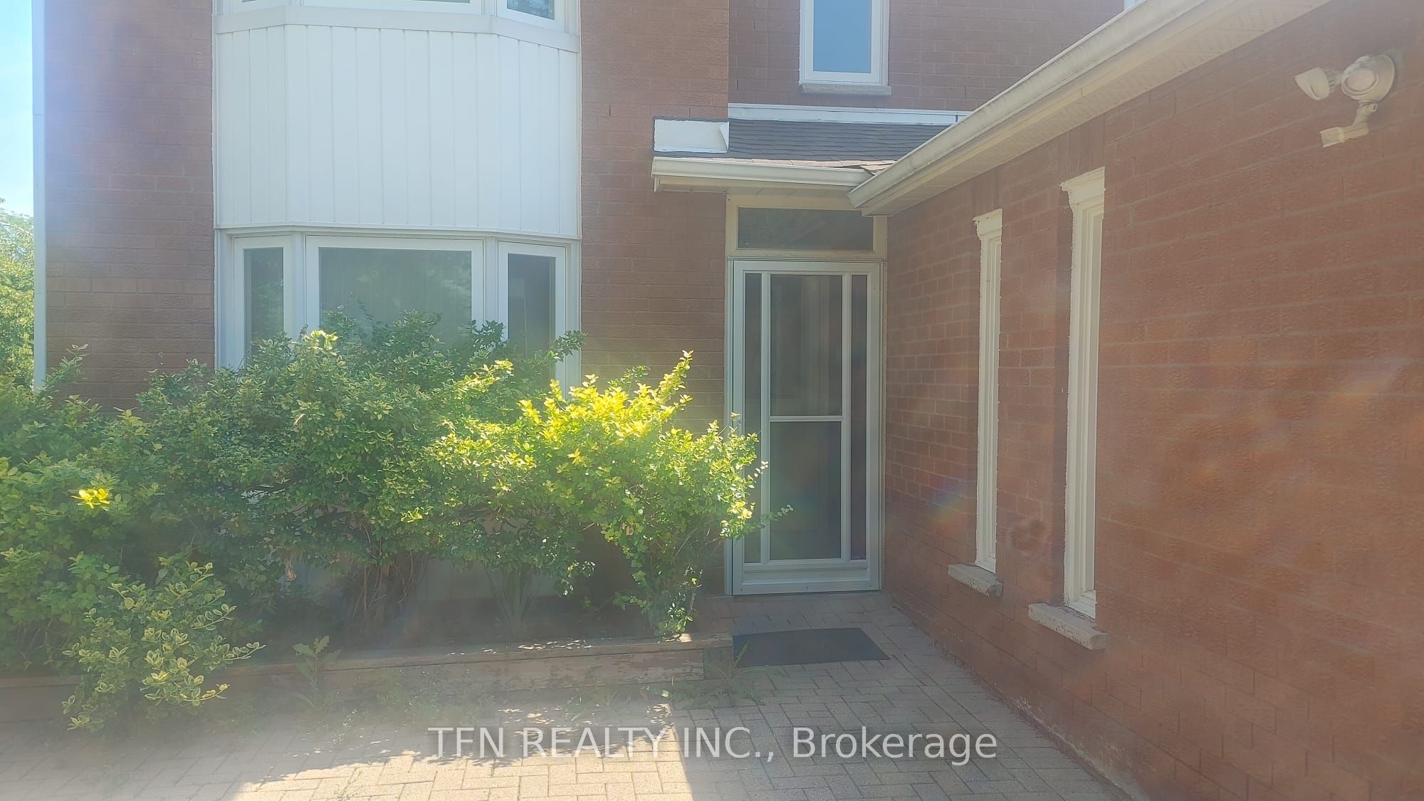 112 Trafalgar Square Property Photo 3