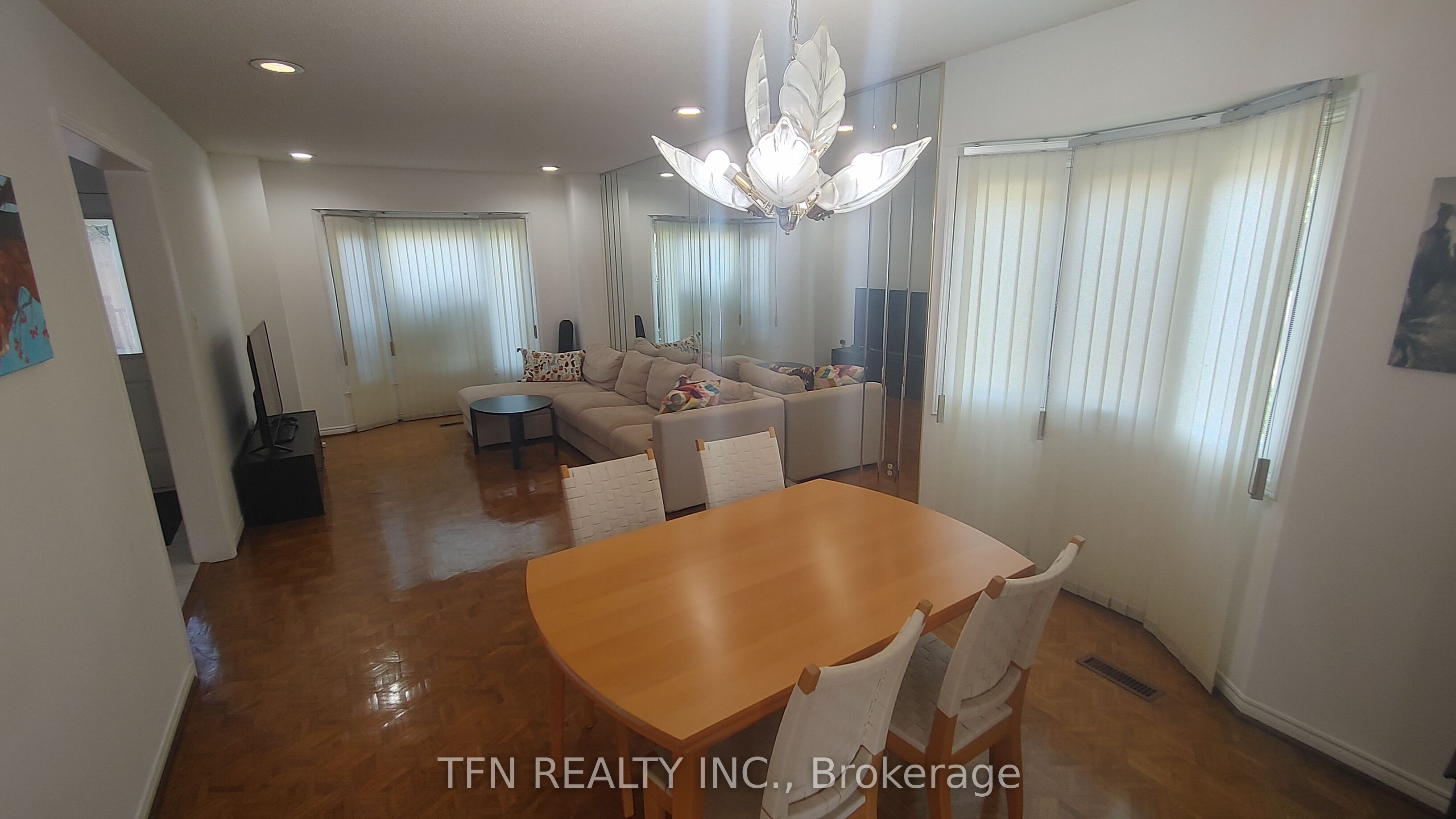 112 Trafalgar Square Property Photo 4
