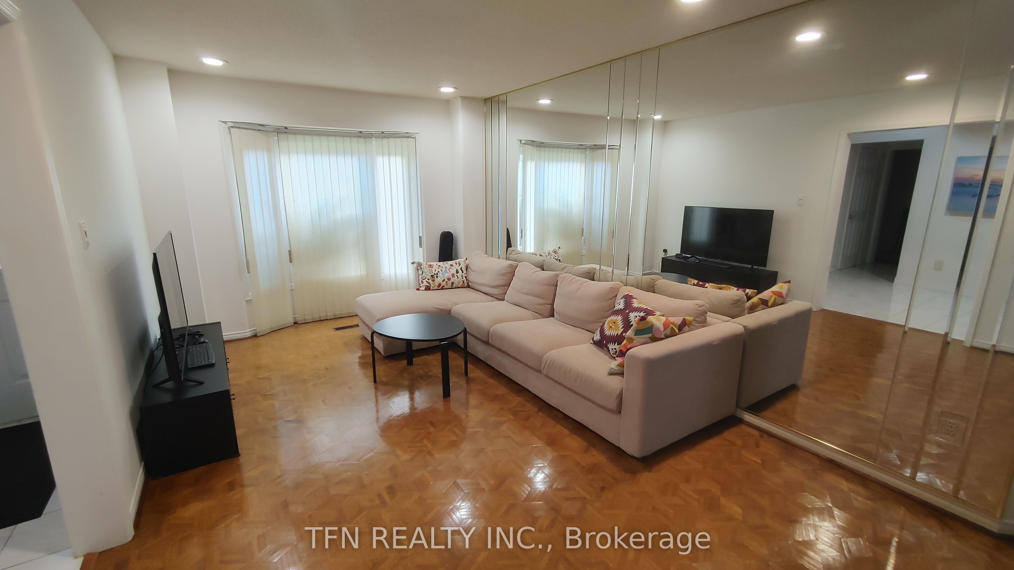 112 Trafalgar Square Property Photo 5