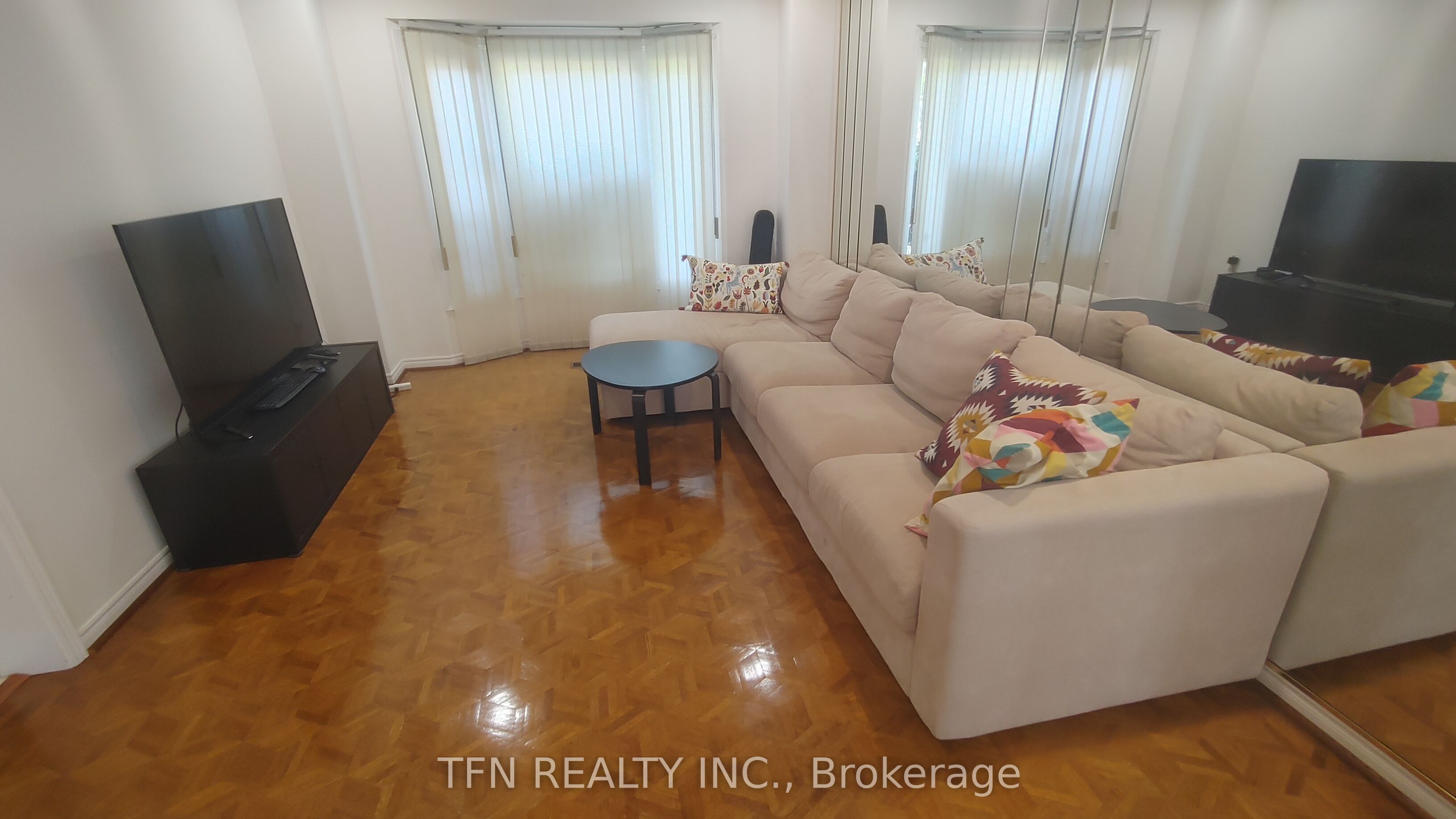 112 Trafalgar Square Property Photo 6