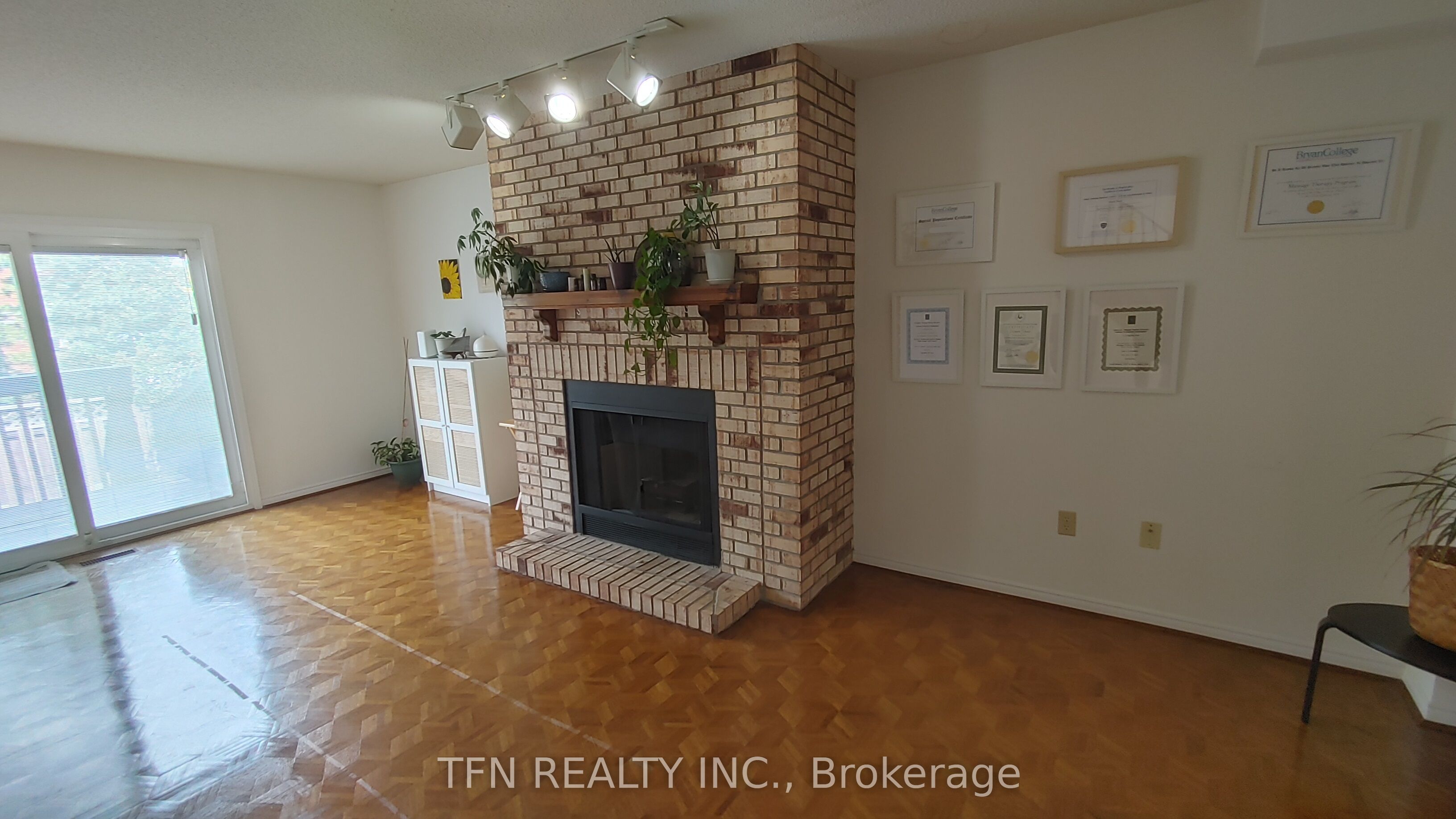 112 Trafalgar Square Property Photo 7