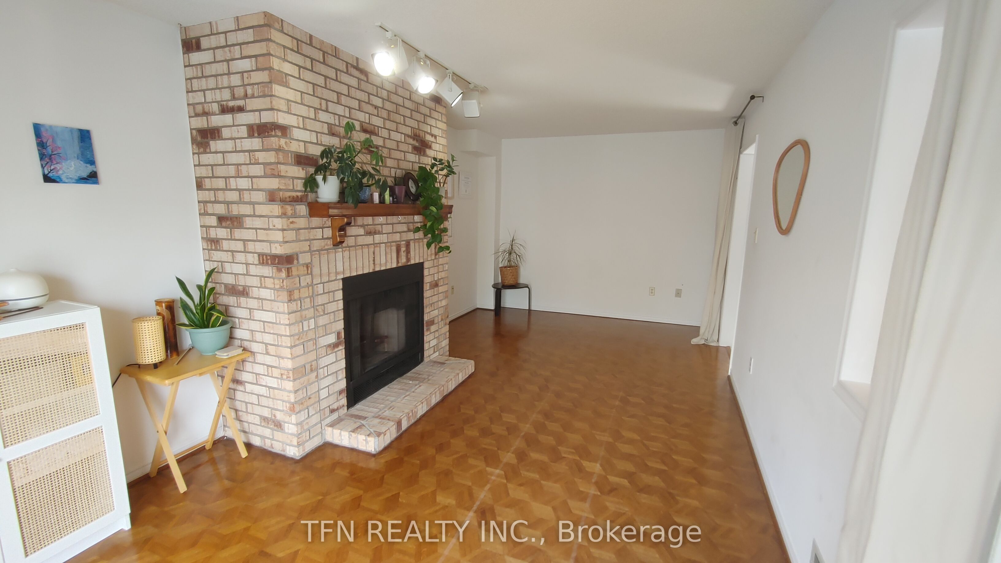 112 Trafalgar Square Property Photo 8