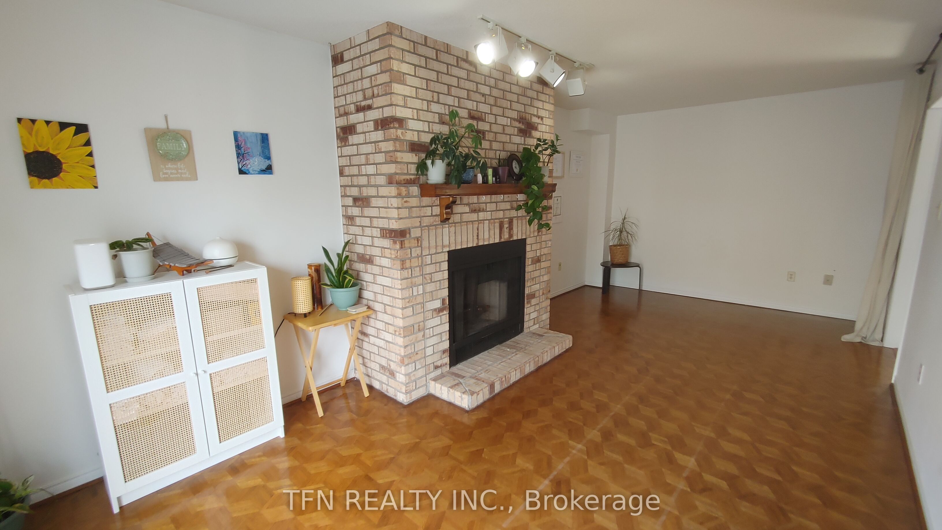 112 Trafalgar Square Property Photo 9