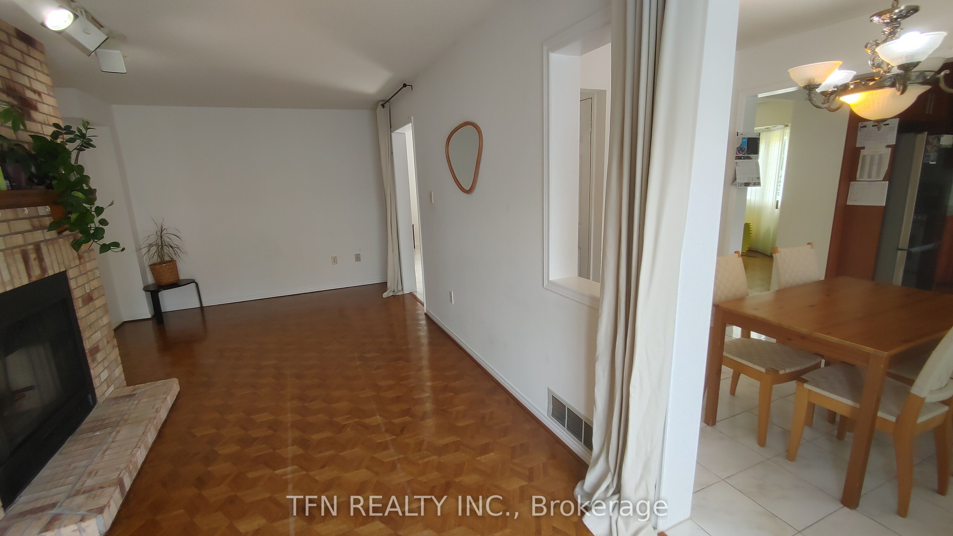 112 Trafalgar Square Property Photo 11