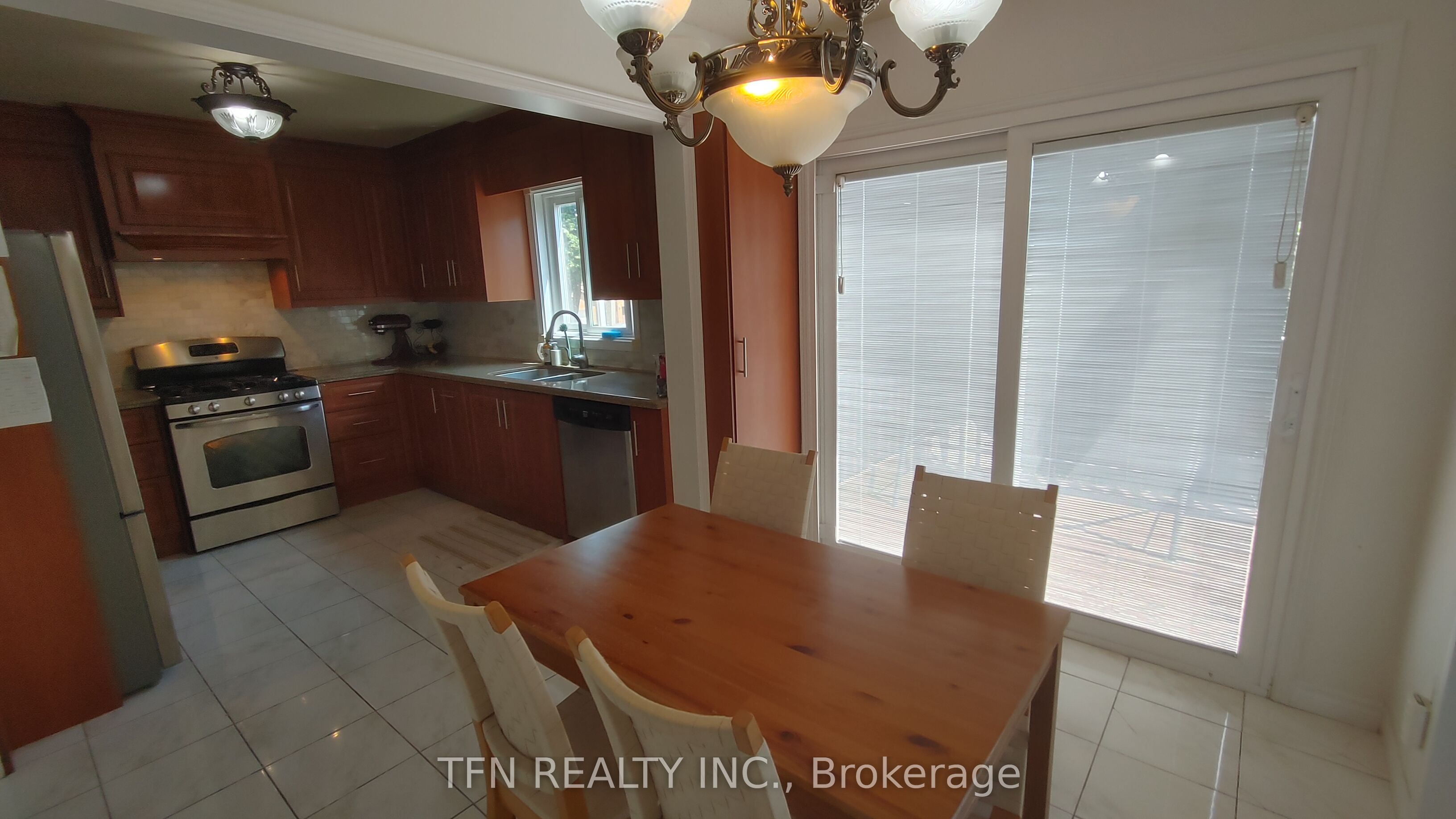 112 Trafalgar Square Property Photo 12