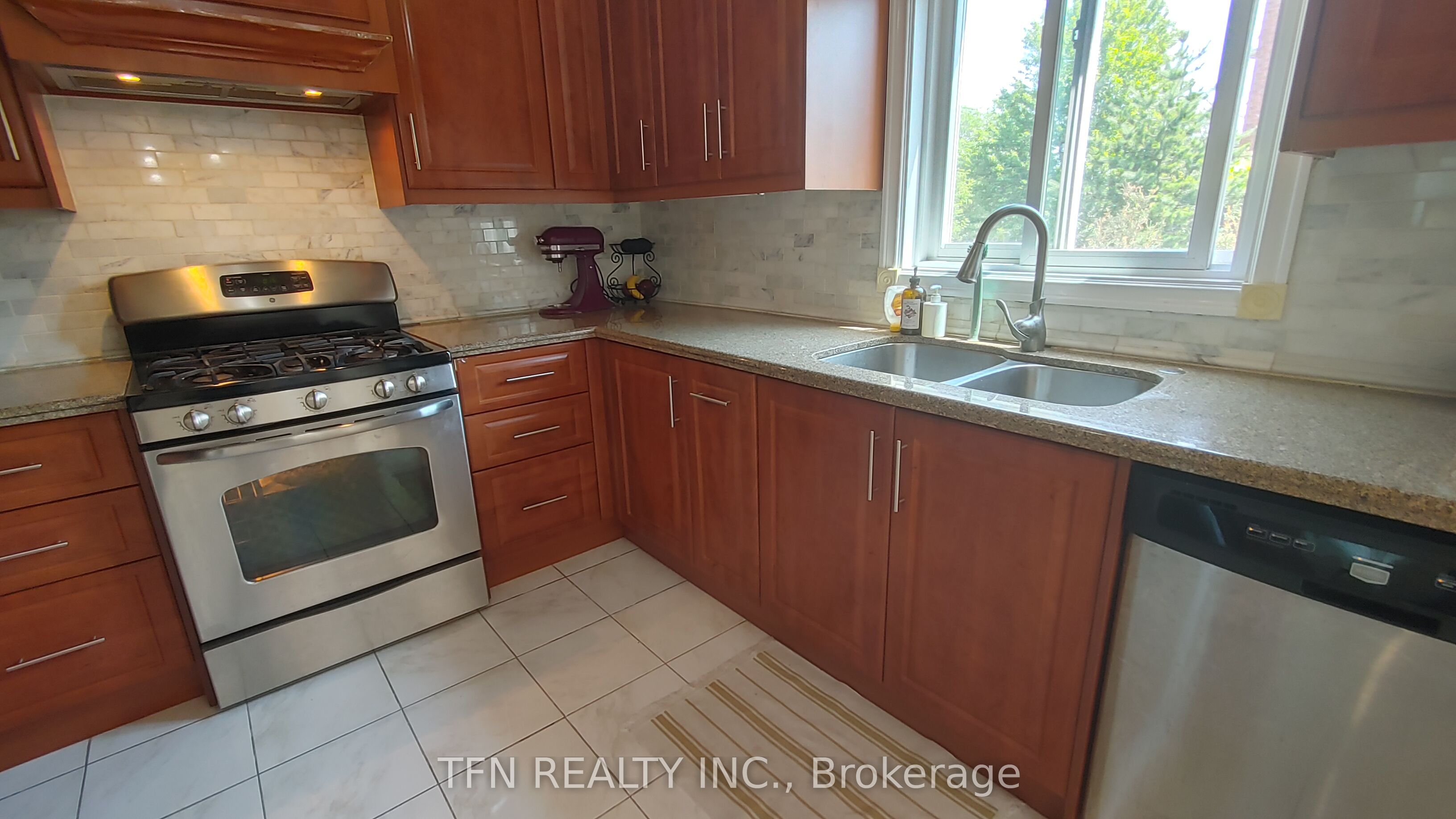 112 Trafalgar Square Property Photo 13